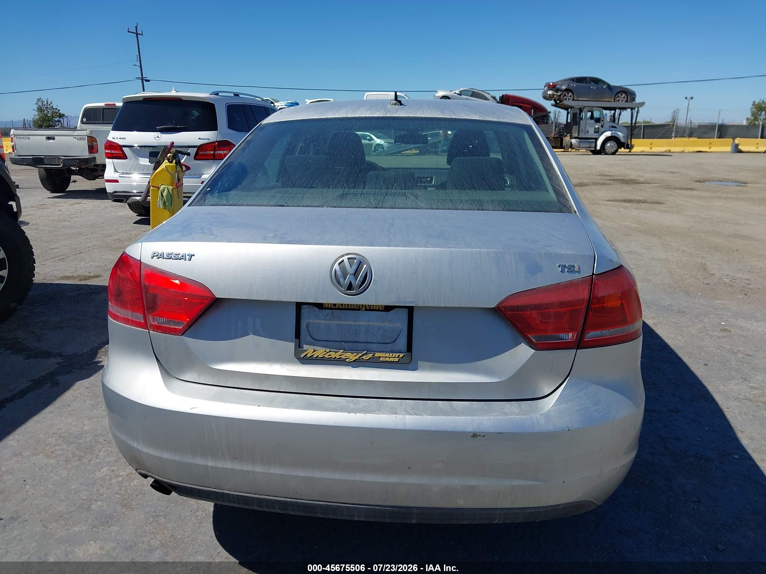 2015 Volkswagen Passat 1.8t S Серебряный vin: 1VWAT7A33FC041093