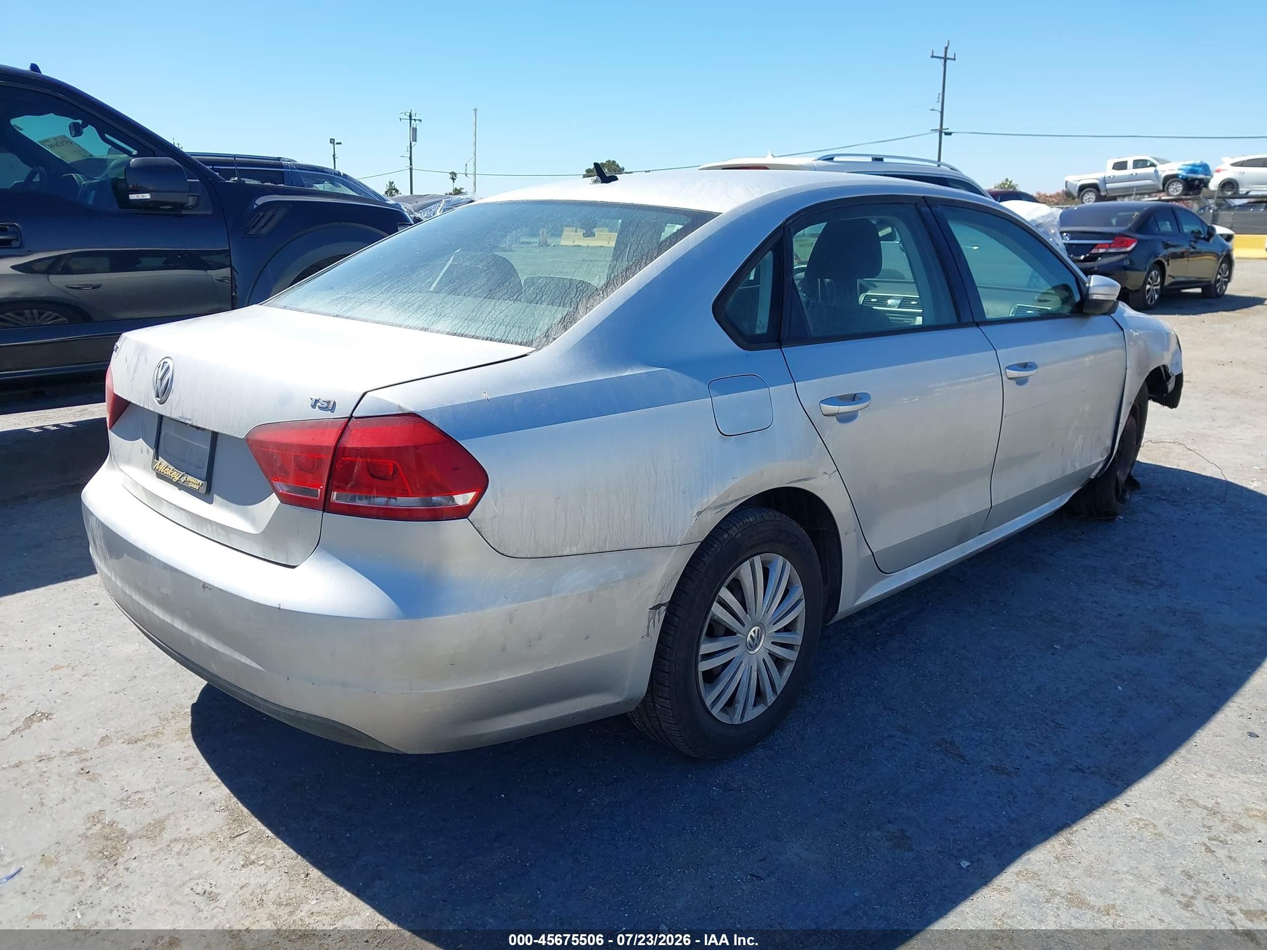 2015 Volkswagen Passat 1.8t S Серебряный vin: 1VWAT7A33FC041093
