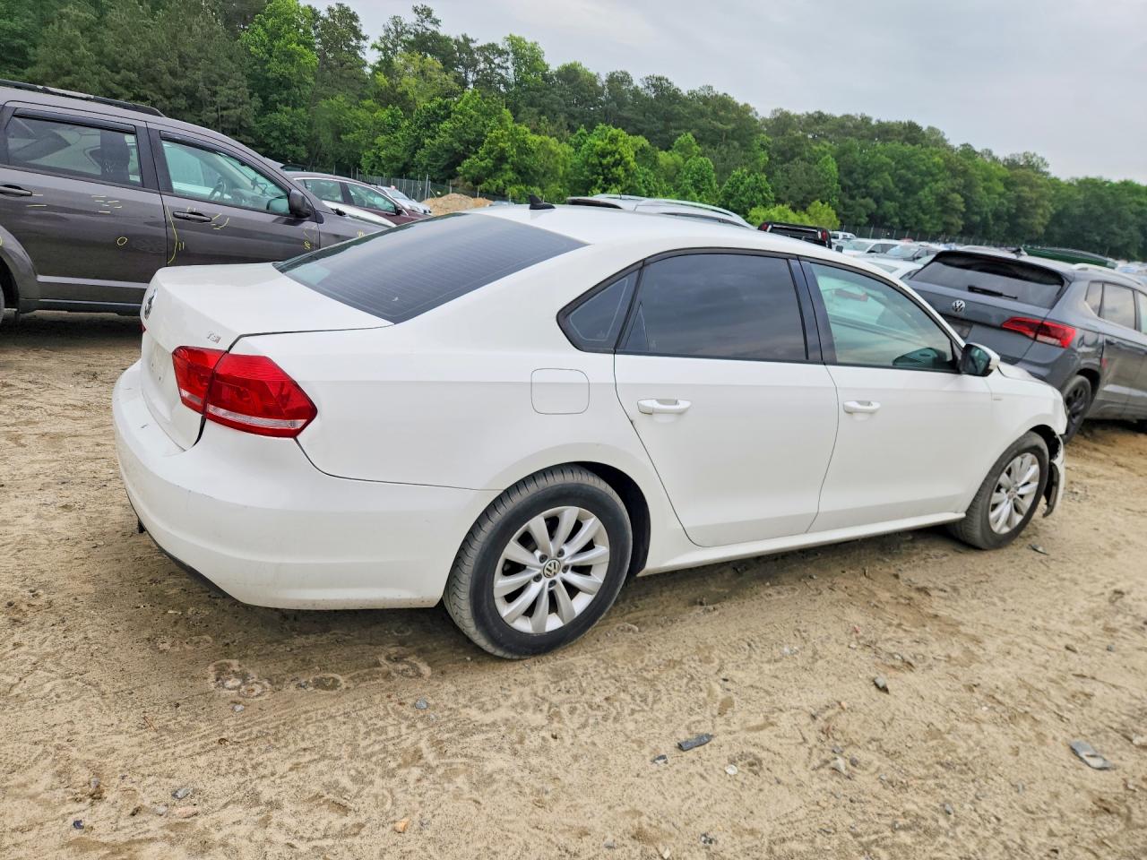 2015 Volkswagen Passat S White vin: 1VWAT7A33FC068424