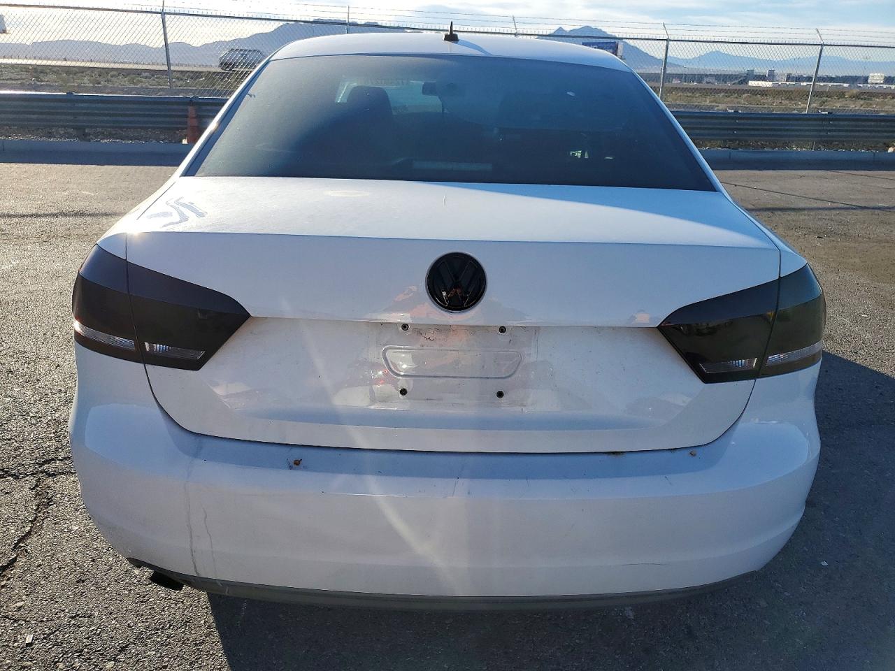 2015 Volkswagen Passat S White vin: 1VWAT7A34FC016719
