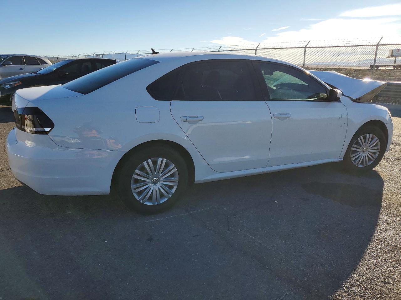 2015 Volkswagen Passat S White vin: 1VWAT7A34FC016719