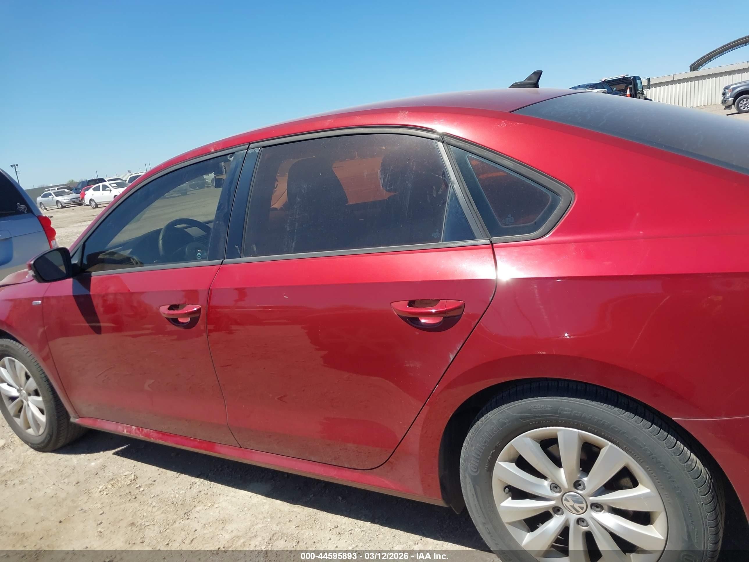 2015 Volkswagen Passat 1.8t Wolfsburg Edition Red vin: 1VWAT7A34FC020236