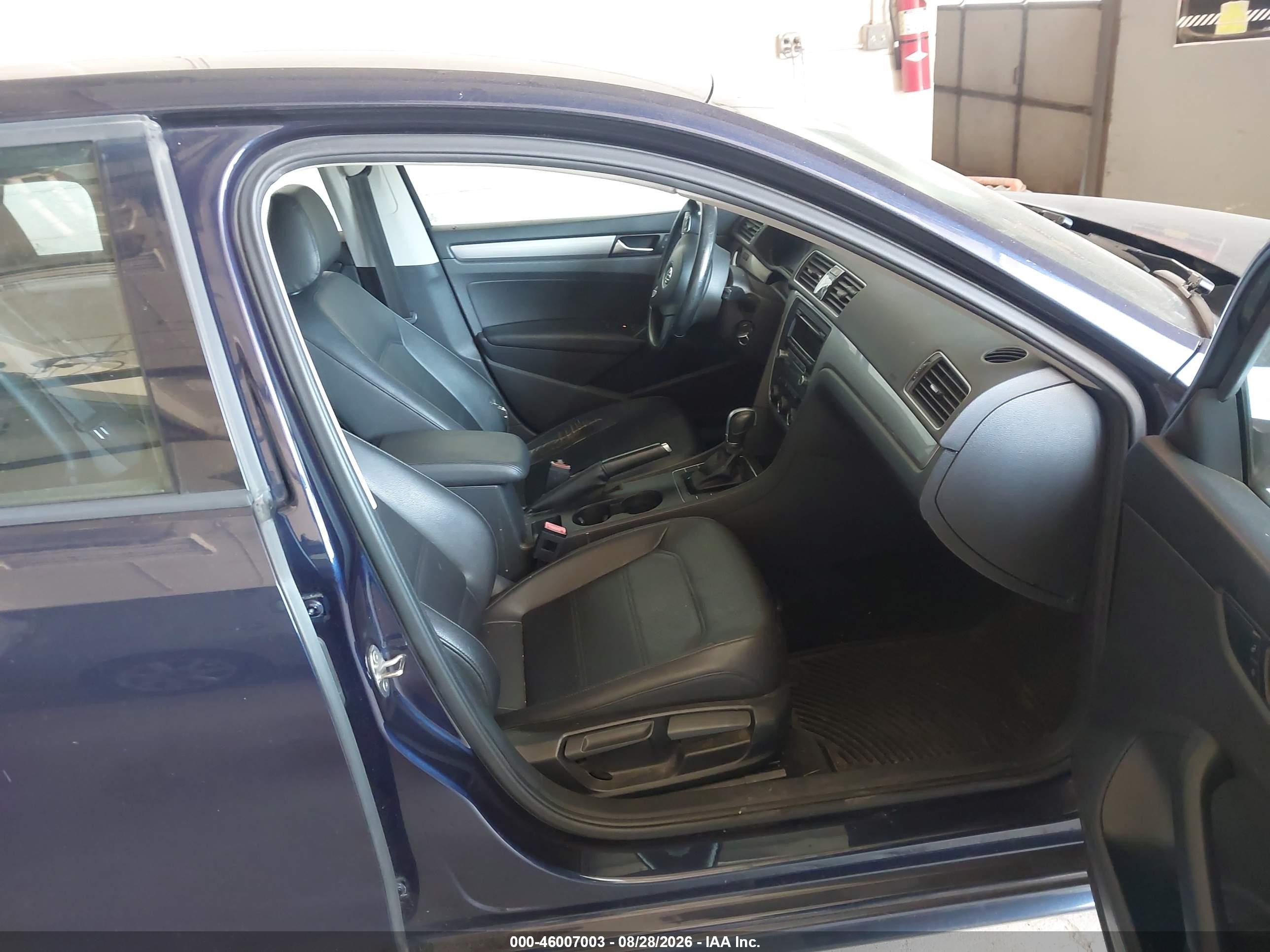2015 Volkswagen Passat 1.8t Wolfsburg Edition Blue vin: 1VWAT7A34FC041894