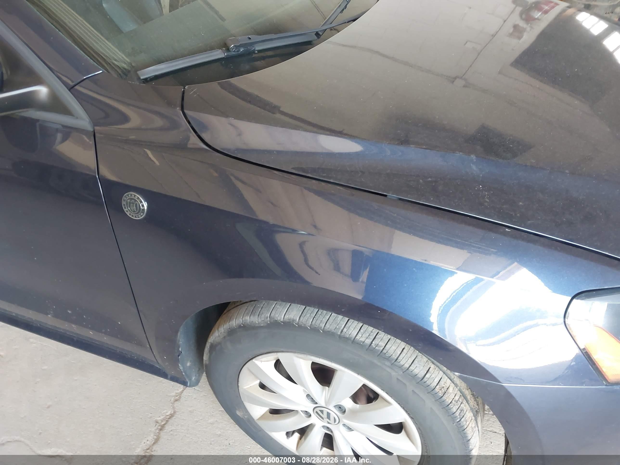 2015 Volkswagen Passat 1.8t Wolfsburg Edition Blue vin: 1VWAT7A34FC041894