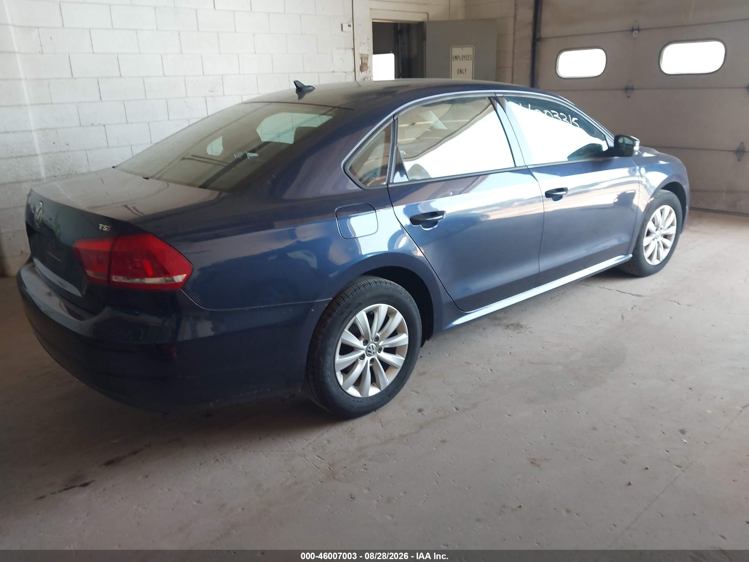 2015 Volkswagen Passat 1.8t Wolfsburg Edition Blue vin: 1VWAT7A34FC041894