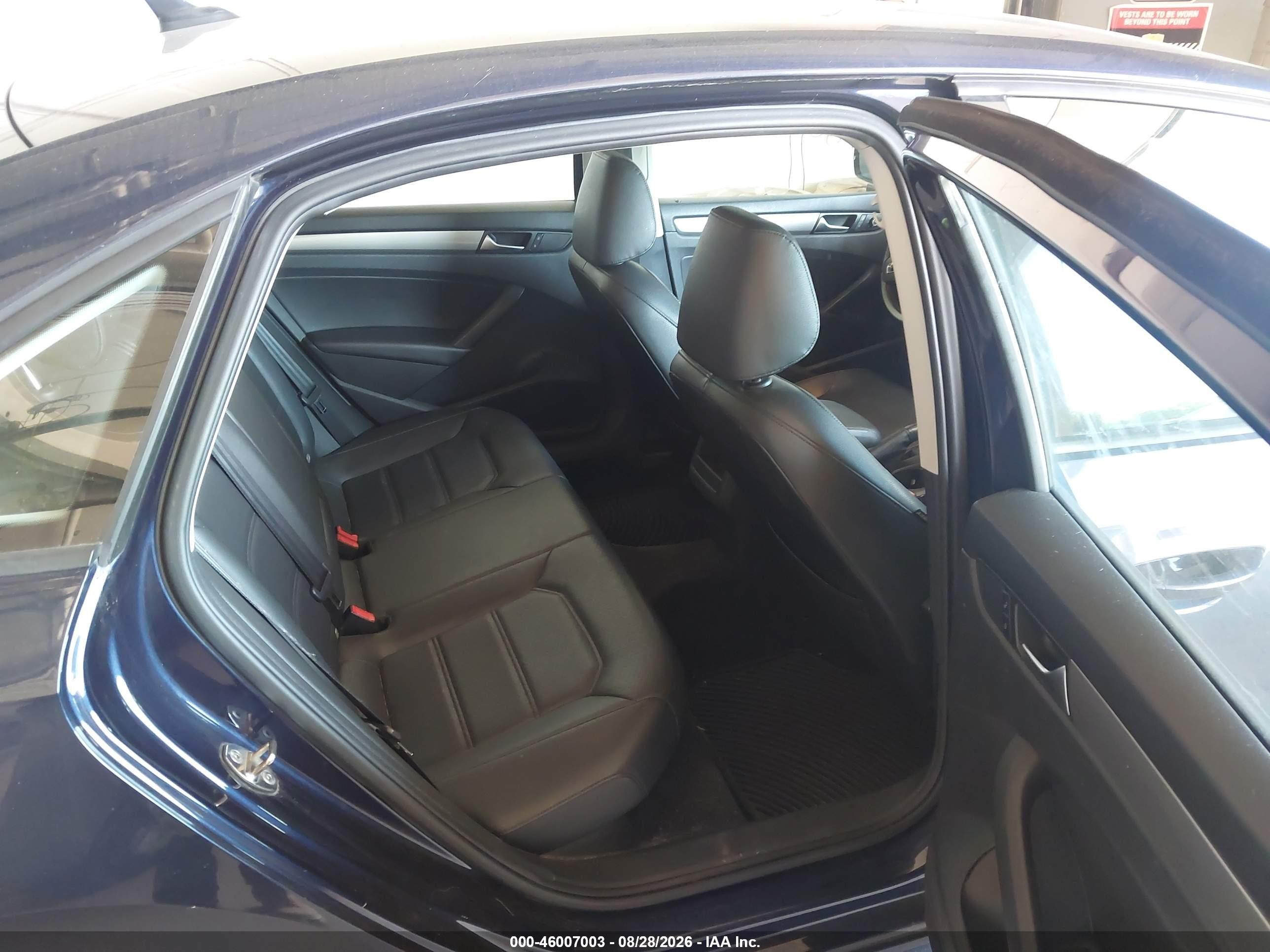 2015 Volkswagen Passat 1.8t Wolfsburg Edition Blue vin: 1VWAT7A34FC041894
