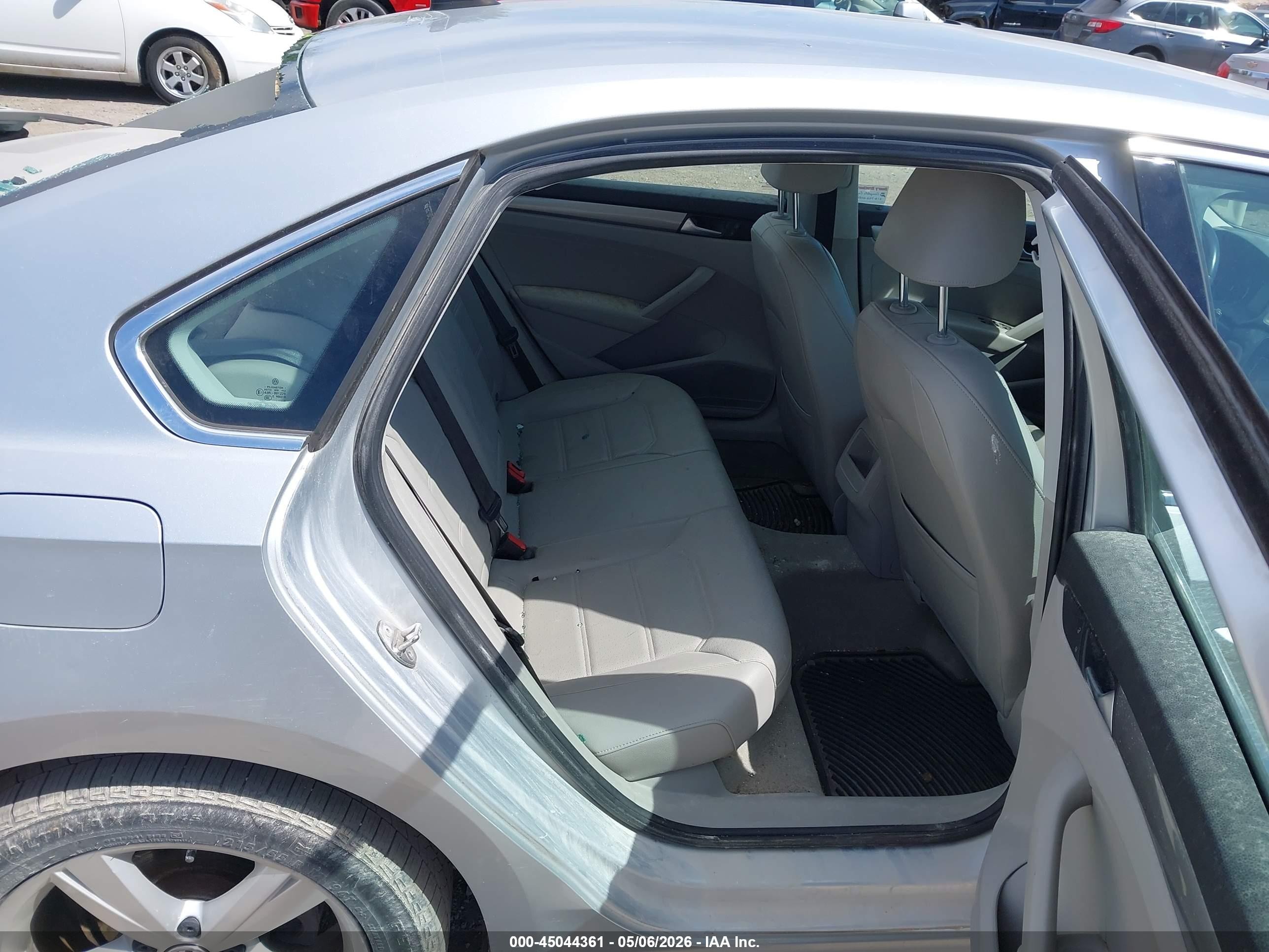 2015 Volkswagen Passat 1.8t Limited Edition Серебряный vin: 1VWAT7A34FC083255