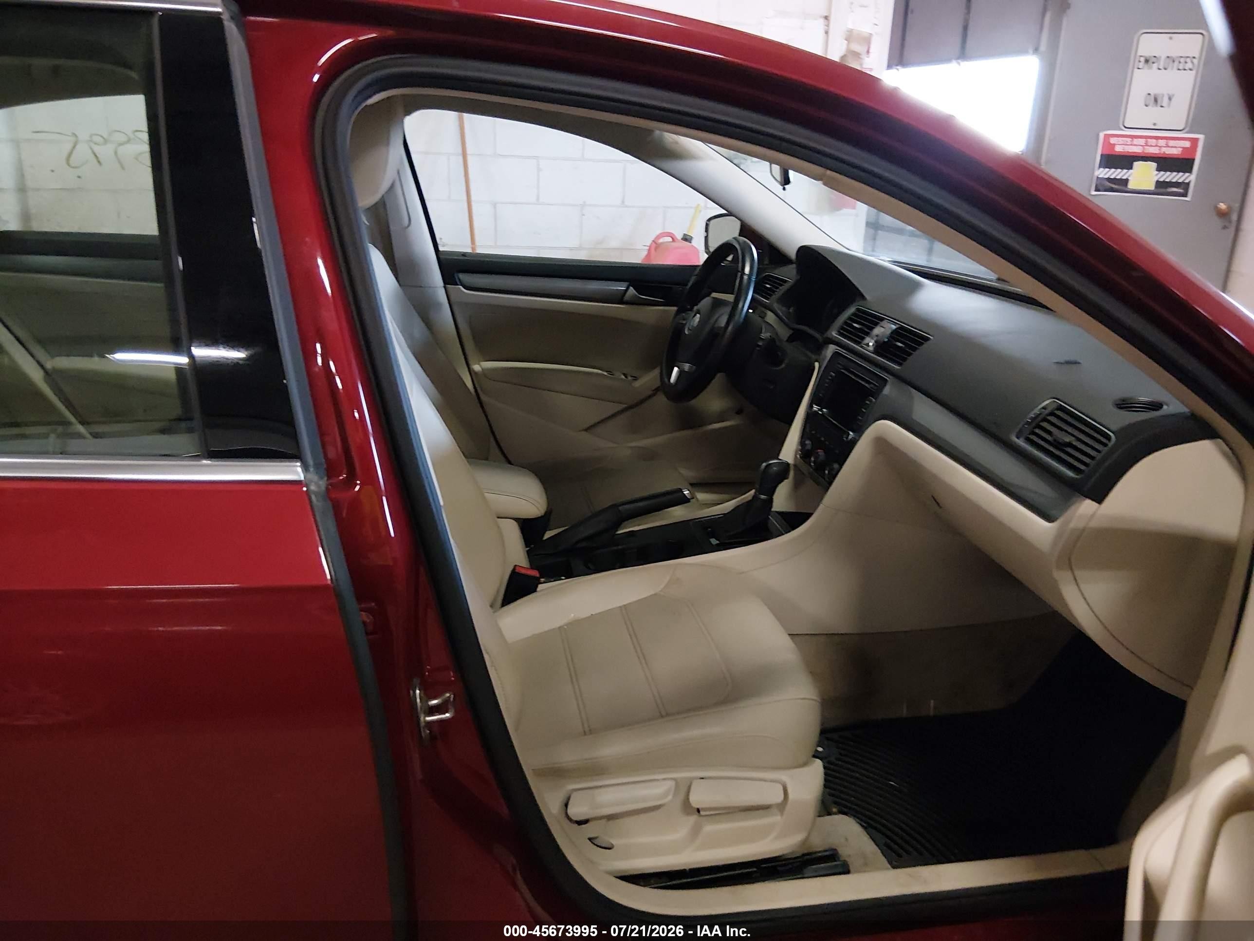 2015 Volkswagen Passat 1.8t Limited Edition Red vin: 1VWAT7A34FC092425