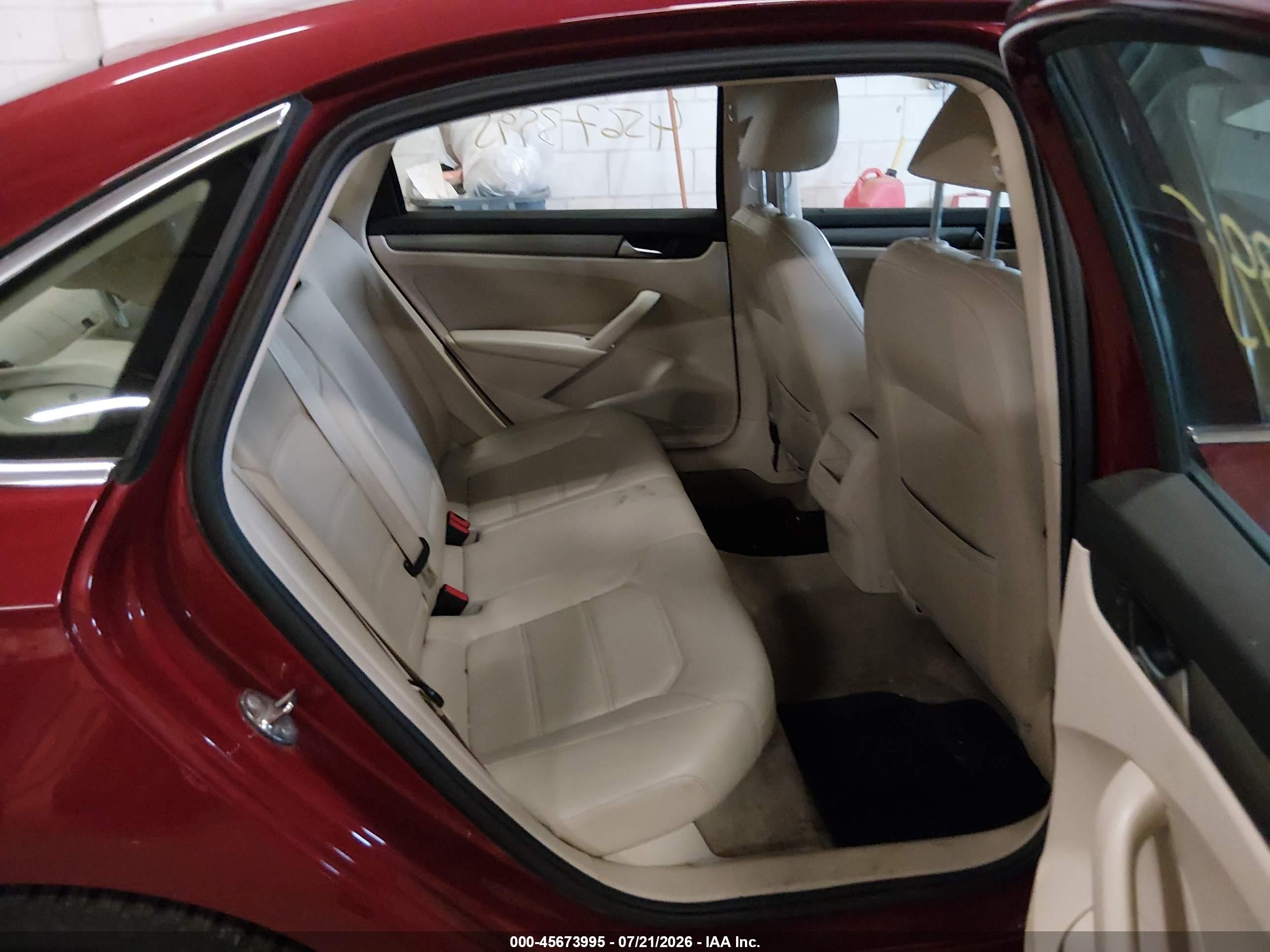 2015 Volkswagen Passat 1.8t Limited Edition Red vin: 1VWAT7A34FC092425