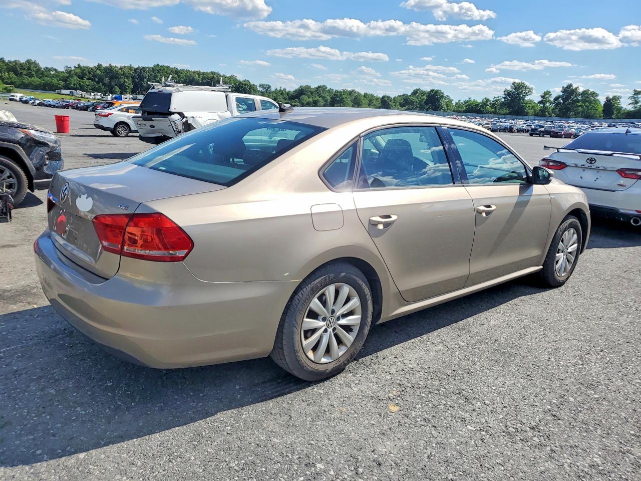 2015 Volkswagen Passat S Золотой vin: 1VWAT7A34FC101379