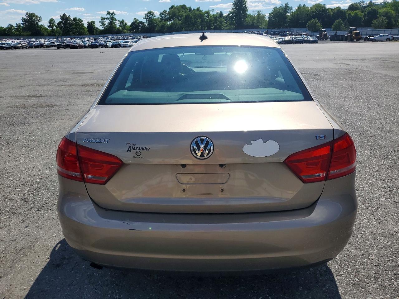 2015 Volkswagen Passat S Золотой vin: 1VWAT7A34FC101379
