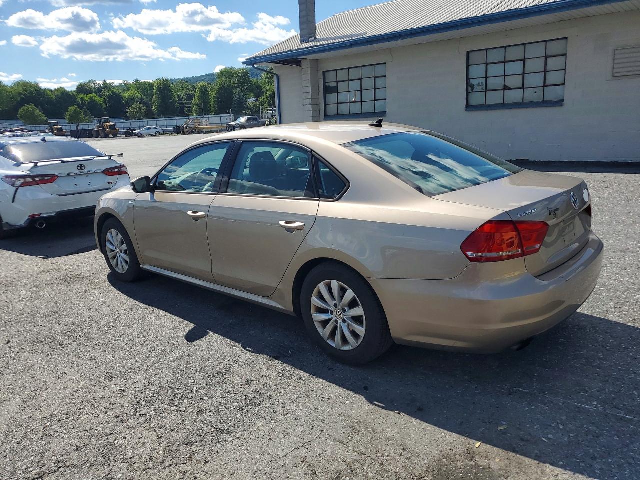 2015 Volkswagen Passat S Золотой vin: 1VWAT7A34FC101379
