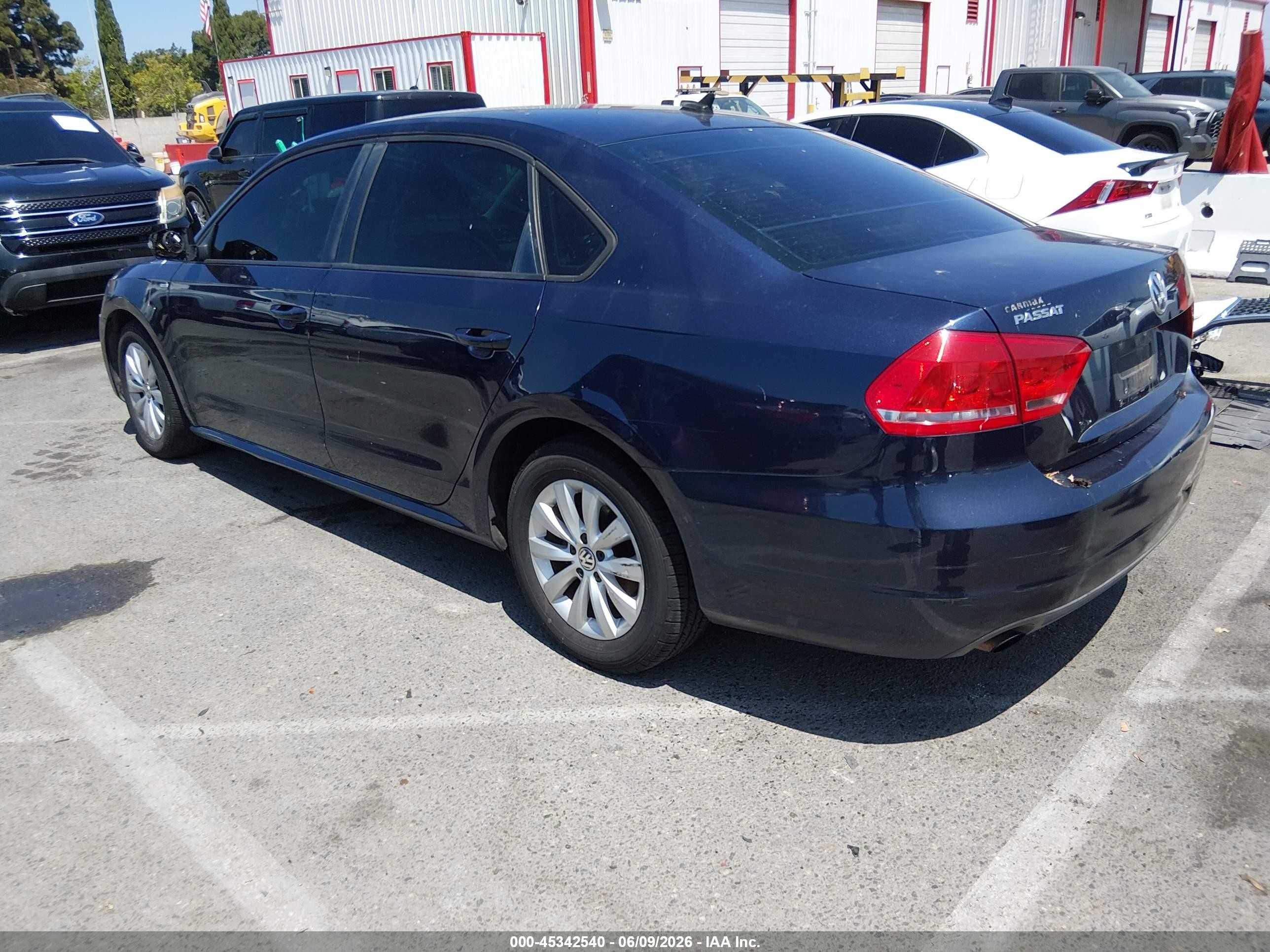 2014 Volkswagen Passat 1.8t Wolfsburg Edition Blue vin: 1VWAT7A35EC031891