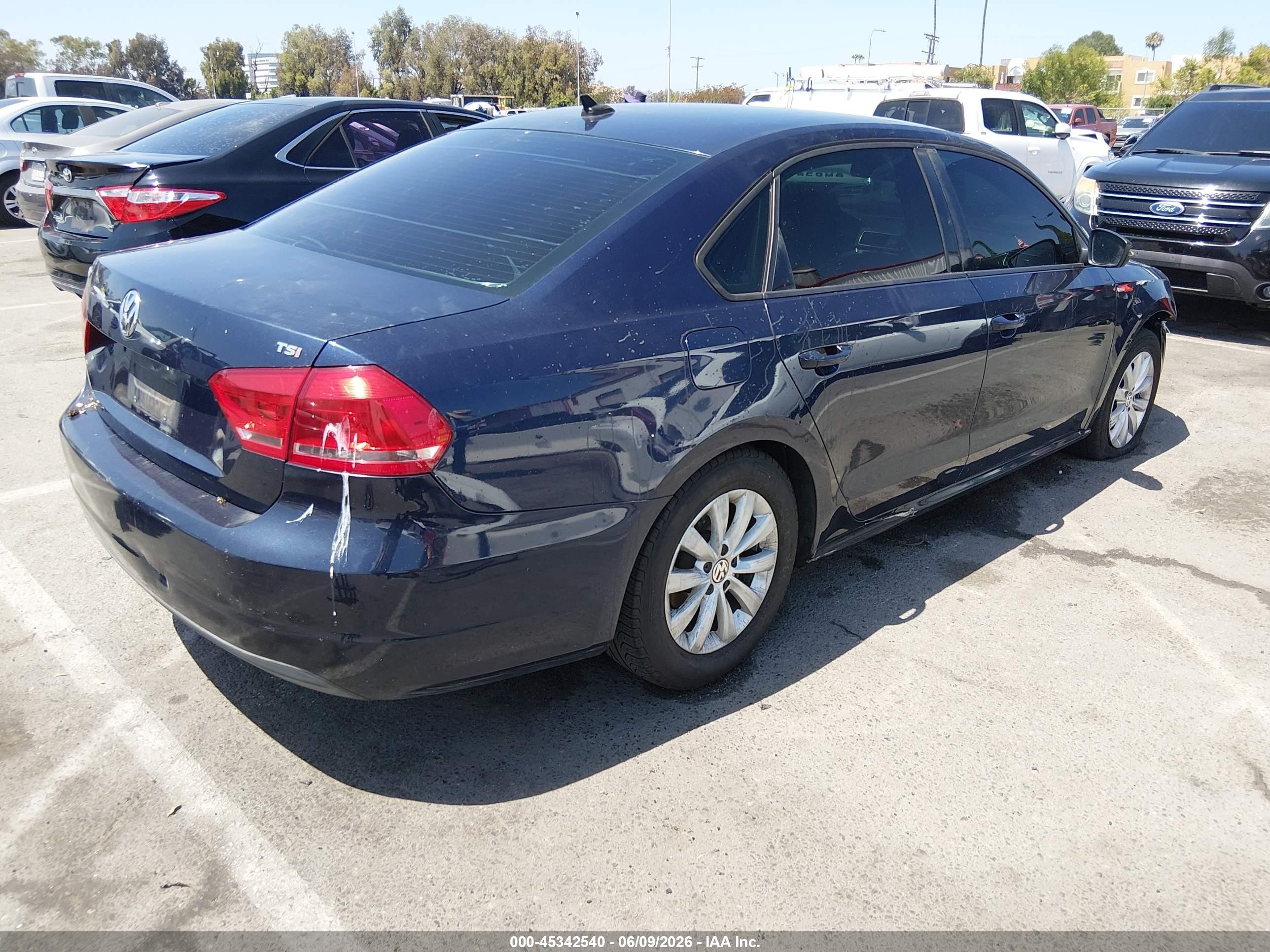 2014 Volkswagen Passat 1.8t Wolfsburg Edition Blue vin: 1VWAT7A35EC031891