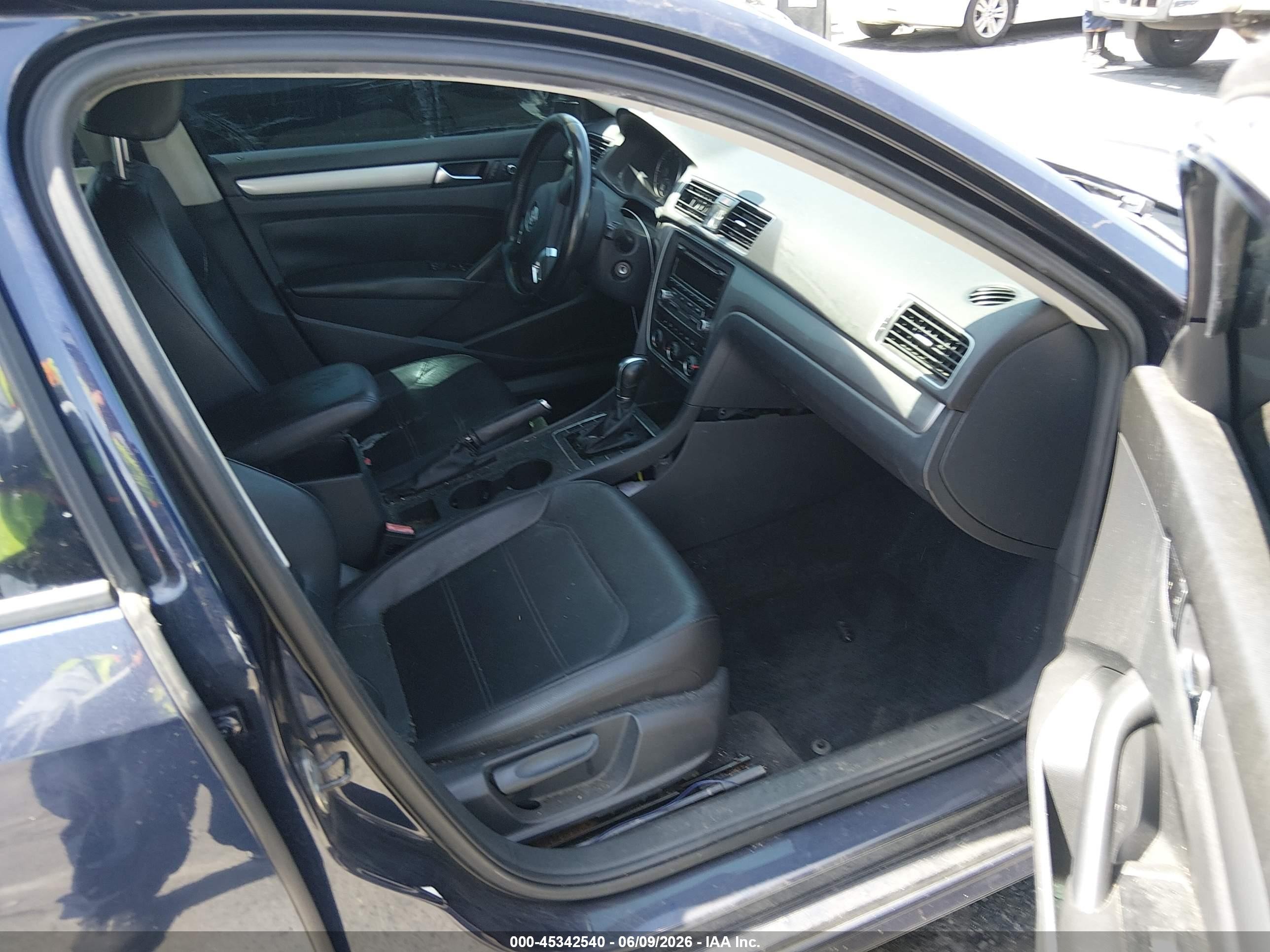 2014 Volkswagen Passat 1.8t Wolfsburg Edition Blue vin: 1VWAT7A35EC031891