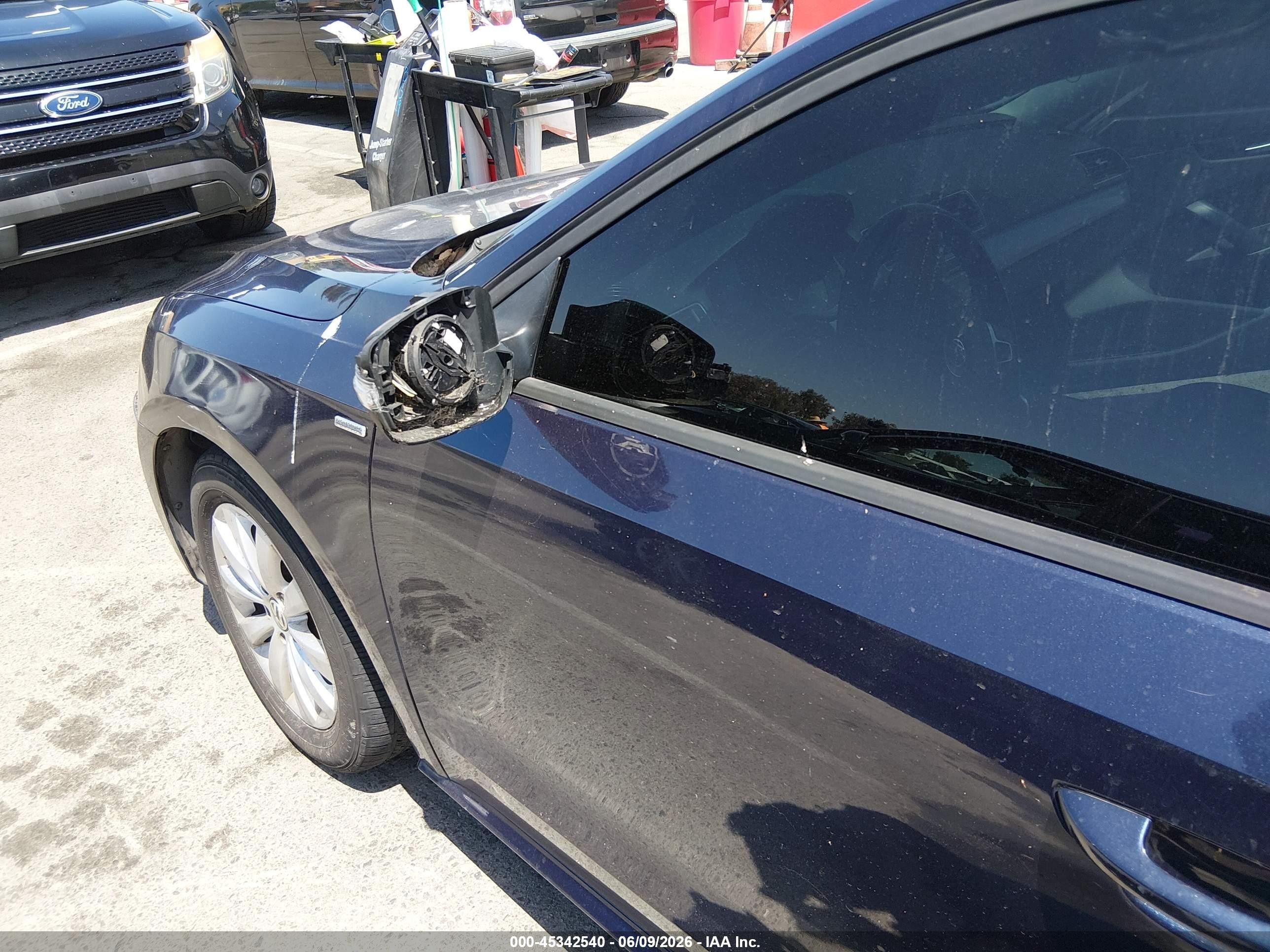 2014 Volkswagen Passat 1.8t Wolfsburg Edition Blue vin: 1VWAT7A35EC031891