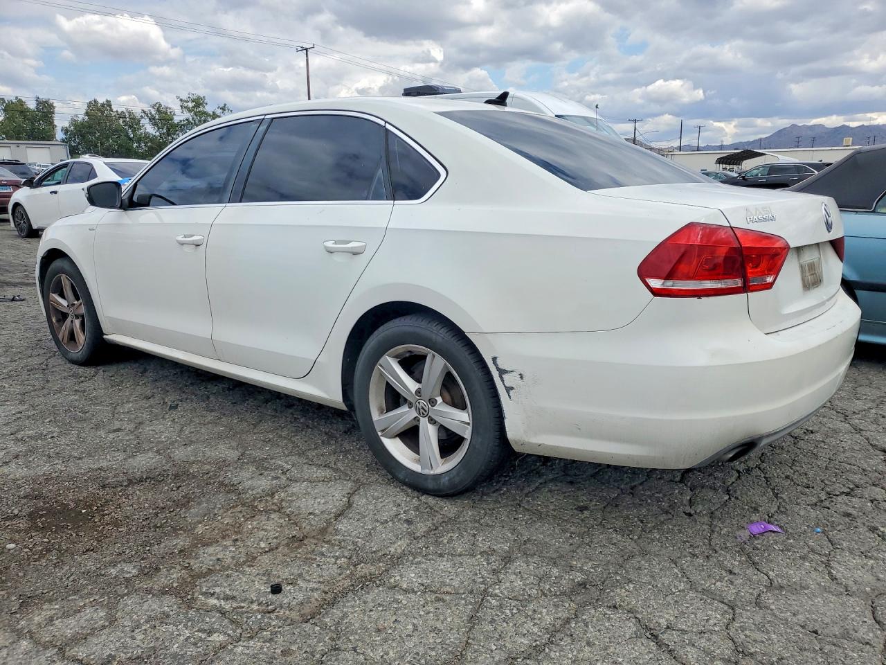 2014 Volkswagen Passat S Белый vin: 1VWAT7A35EC052188