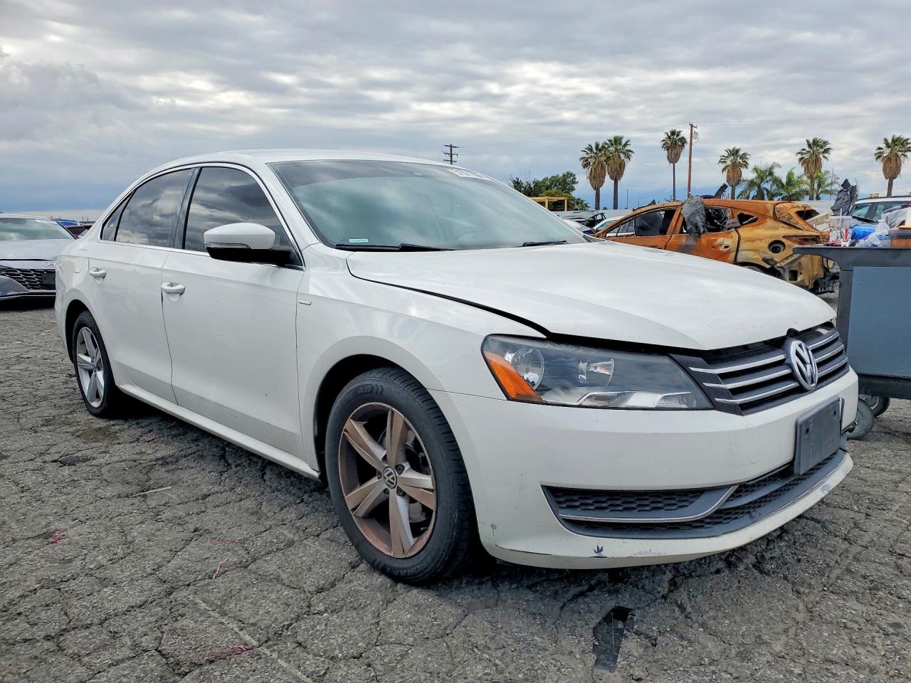 2014 Volkswagen Passat S Белый vin: 1VWAT7A35EC052188