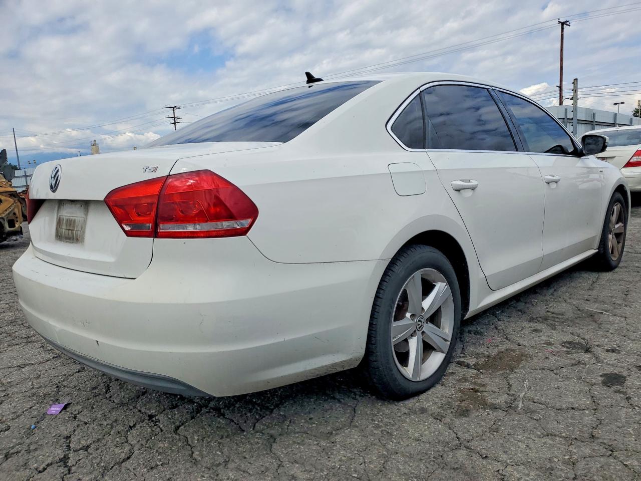 2014 Volkswagen Passat S Белый vin: 1VWAT7A35EC052188