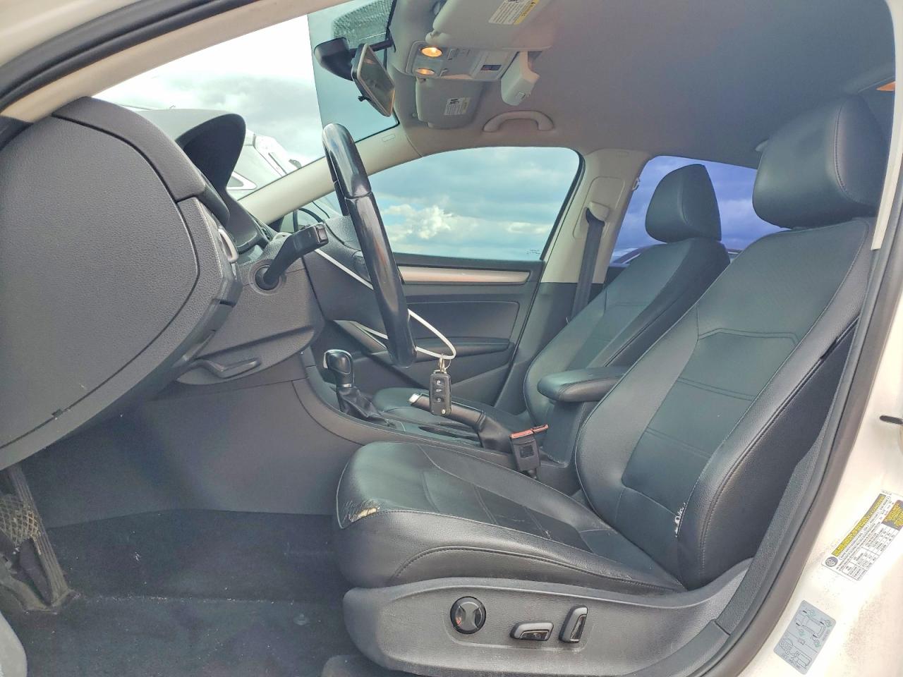 2014 Volkswagen Passat S Белый vin: 1VWAT7A35EC052188
