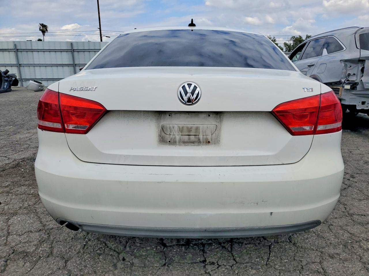 2014 Volkswagen Passat S Белый vin: 1VWAT7A35EC052188