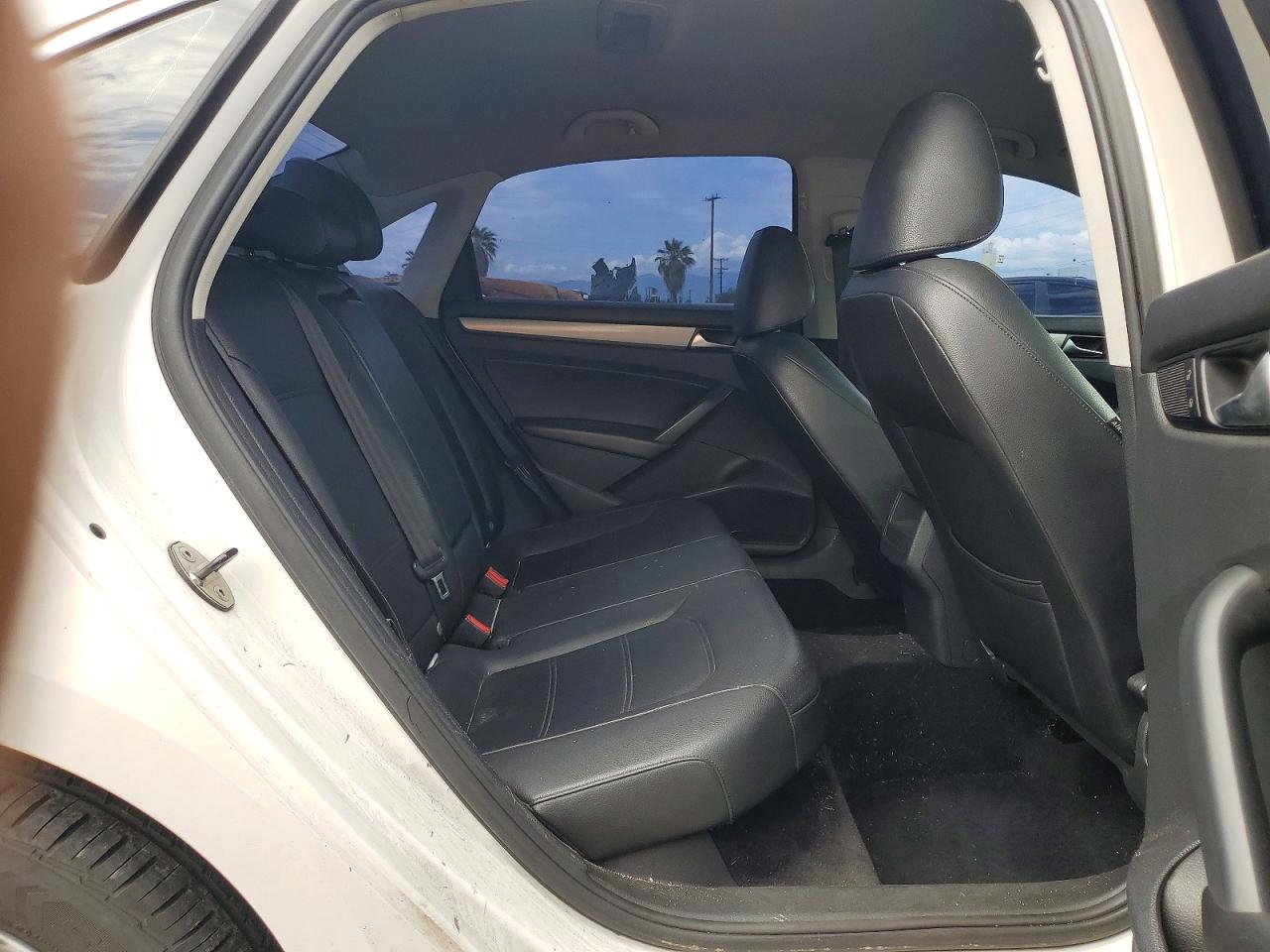 2014 Volkswagen Passat S Белый vin: 1VWAT7A35EC052188