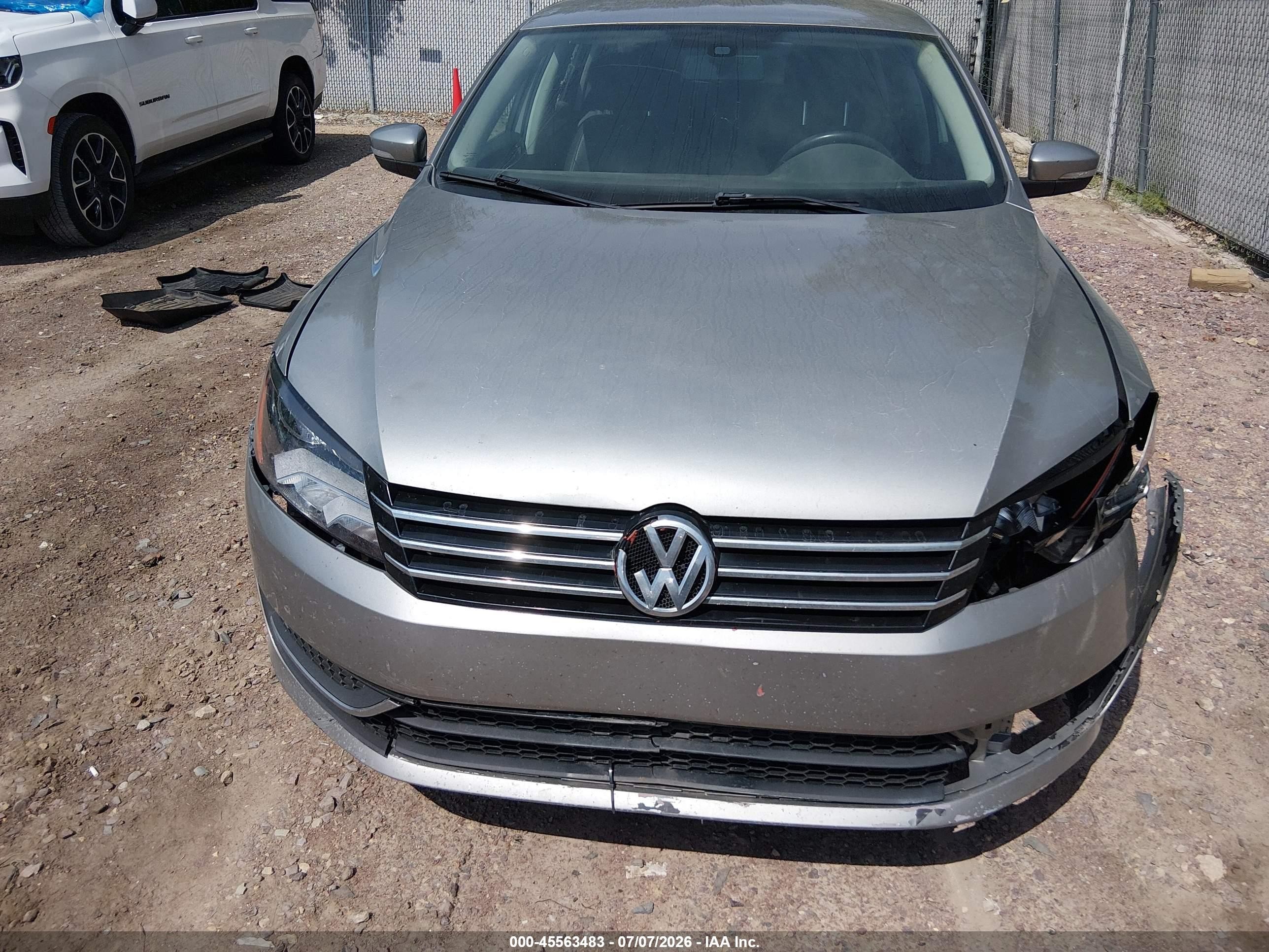 2014 Volkswagen Passat 1.8t Wolfsburg Edition Silver vin: 1VWAT7A35EC080900