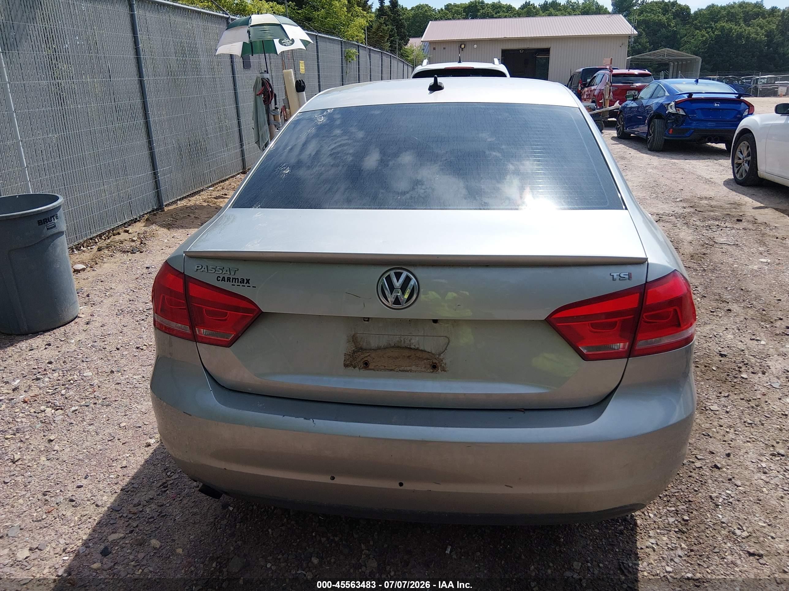 2014 Volkswagen Passat 1.8t Wolfsburg Edition Silver vin: 1VWAT7A35EC080900