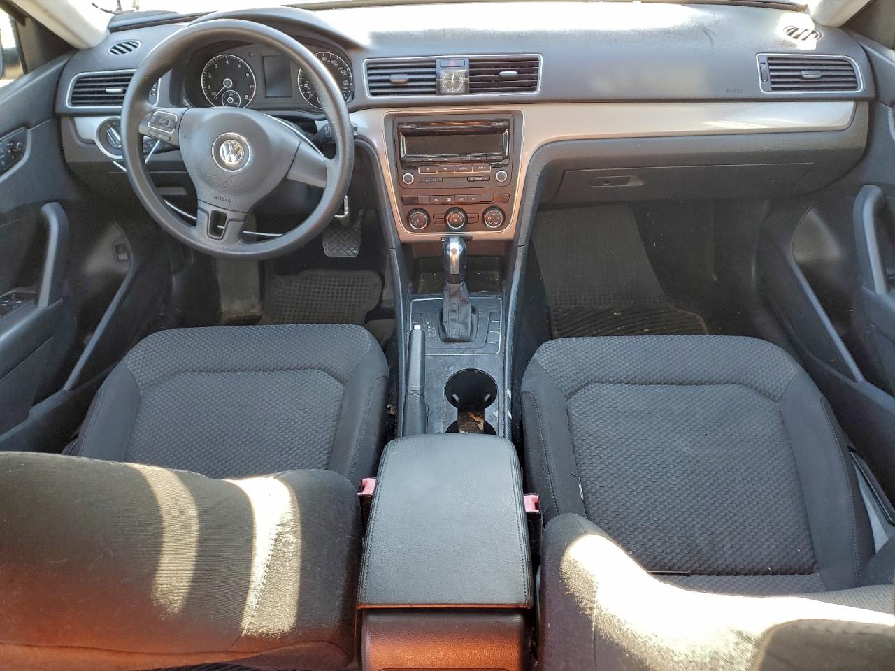 2014 Volkswagen Passat S Серебряный vin: 1VWAT7A35EC111689