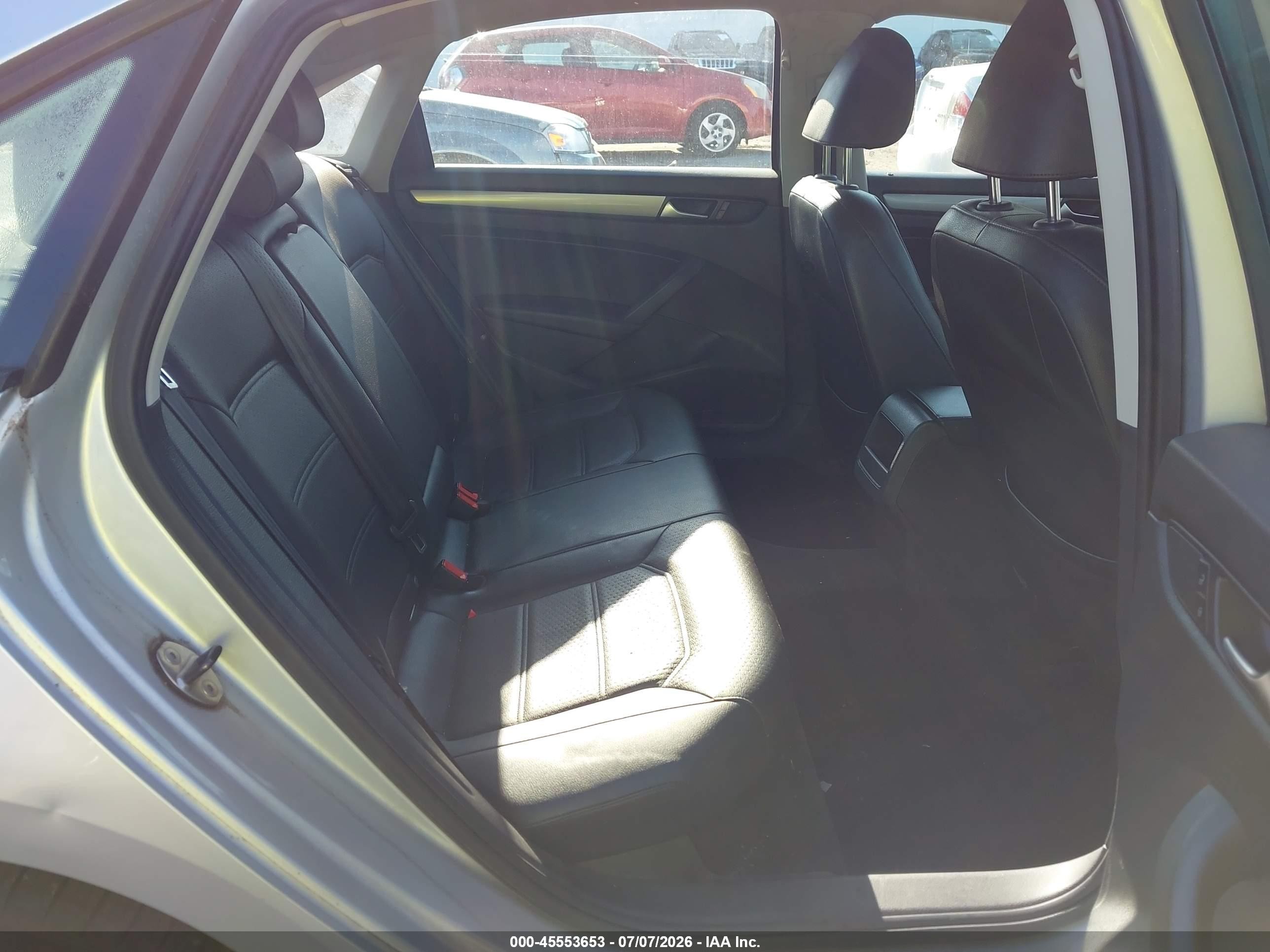 2015 Volkswagen Passat 1.8t Wolfsburg Edition Silver vin: 1VWAT7A35FC005843