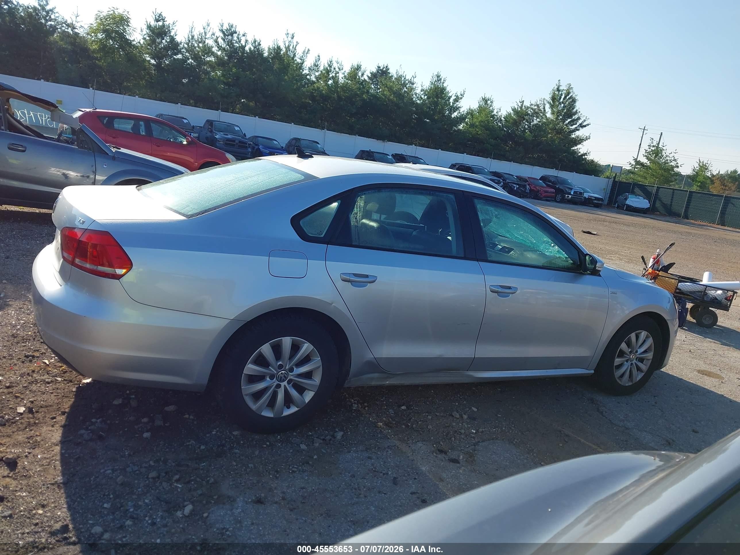2015 Volkswagen Passat 1.8t Wolfsburg Edition Silver vin: 1VWAT7A35FC005843