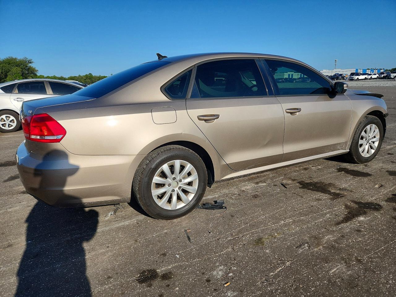 2015 Volkswagen Passat S Gold vin: 1VWAT7A35FC046974