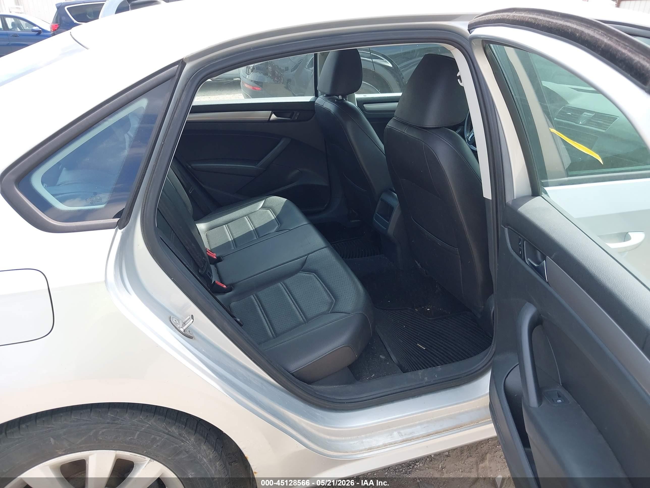 2015 Volkswagen Passat 1.8t Wolfsburg Edition Silver vin: 1VWAT7A35FC047610