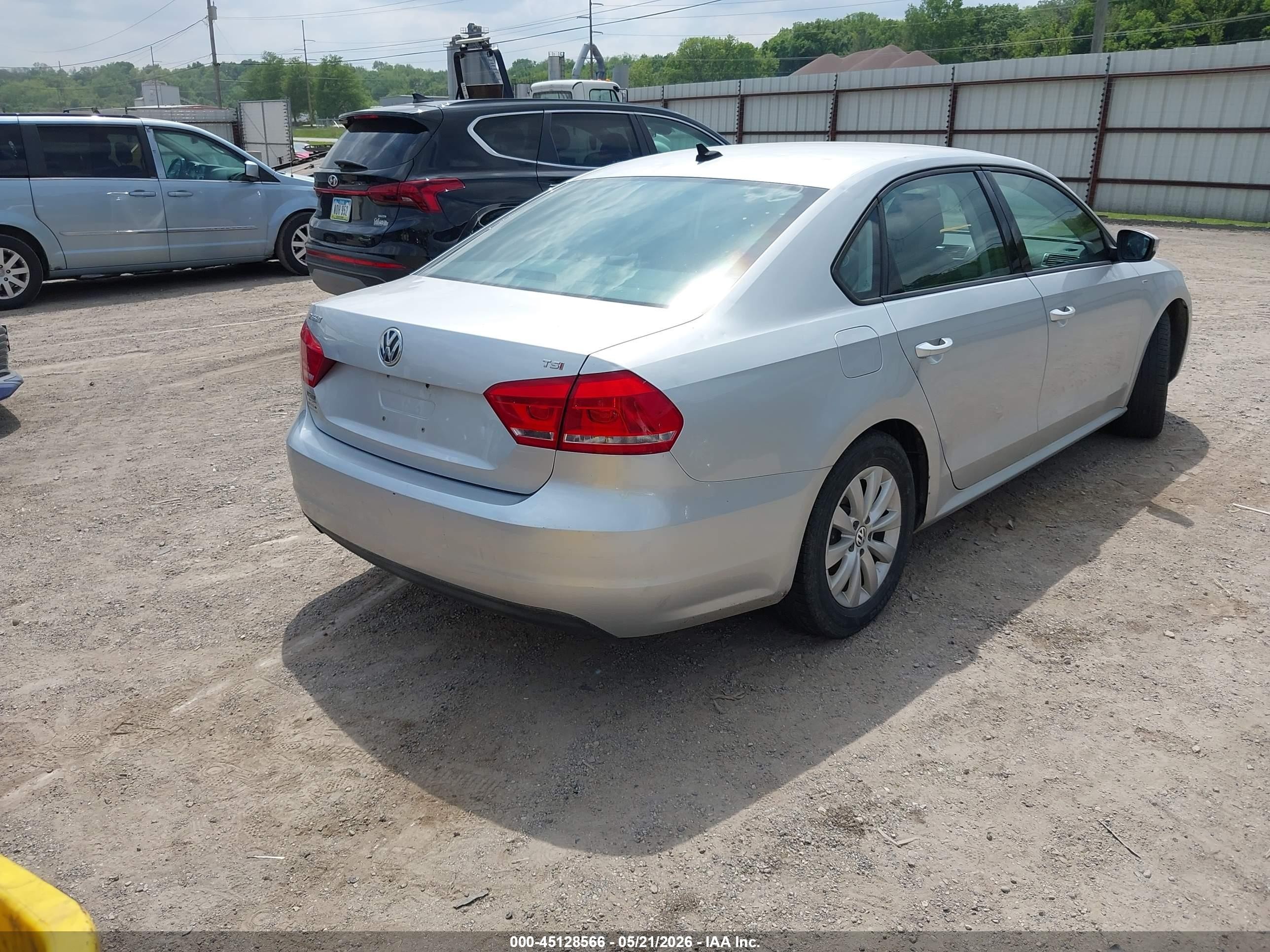 2015 Volkswagen Passat 1.8t Wolfsburg Edition Silver vin: 1VWAT7A35FC047610