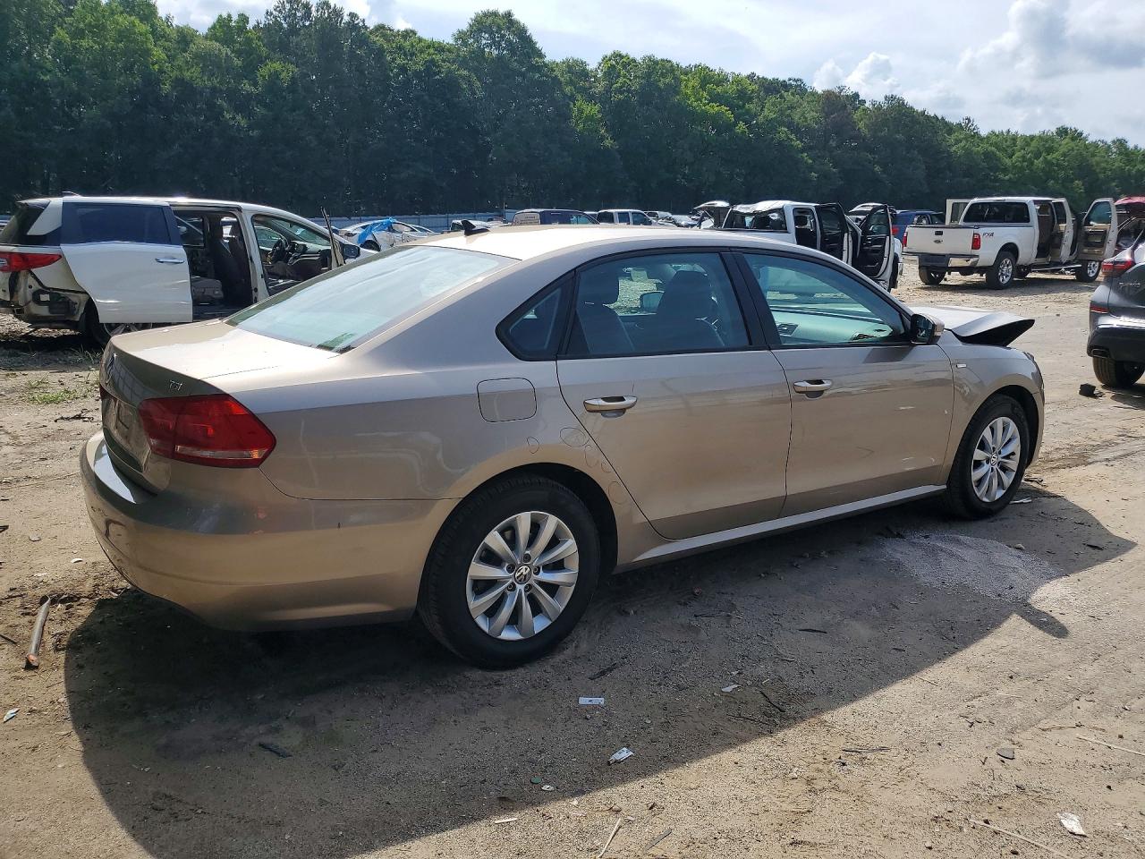 2015 Volkswagen Passat S Желто-коричневый vin: 1VWAT7A35FC077741