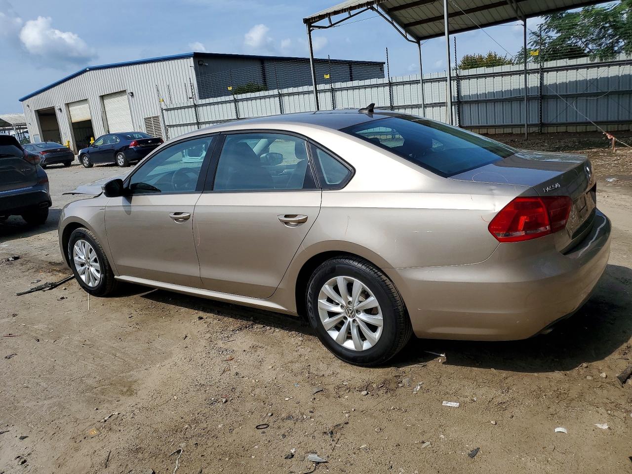 2015 Volkswagen Passat S Желто-коричневый vin: 1VWAT7A35FC077741