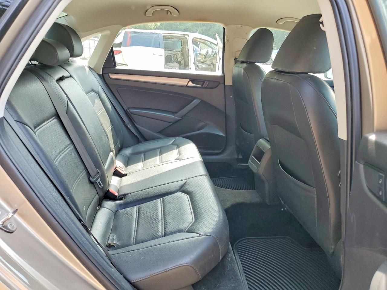 2015 Volkswagen Passat S Желто-коричневый vin: 1VWAT7A35FC077741