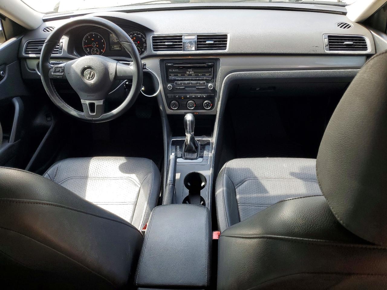 2015 Volkswagen Passat S Желто-коричневый vin: 1VWAT7A35FC077741