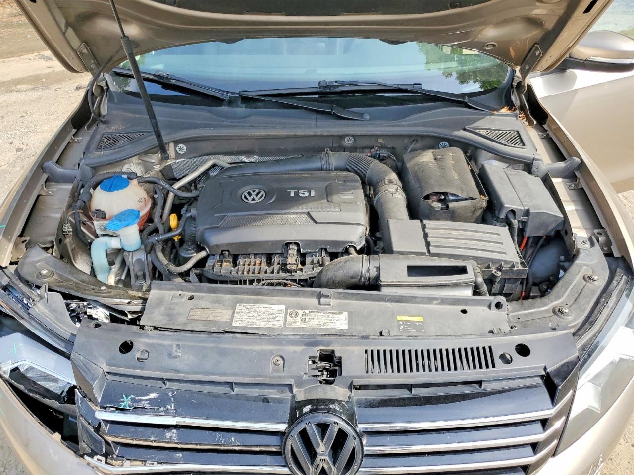 2015 Volkswagen Passat S Желто-коричневый vin: 1VWAT7A35FC077741