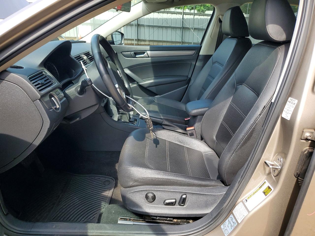 2015 Volkswagen Passat S Желто-коричневый vin: 1VWAT7A35FC077741