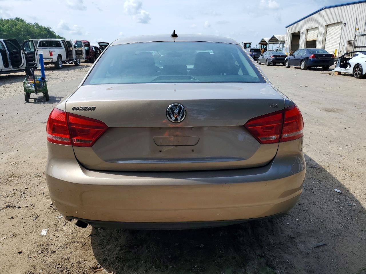 2015 Volkswagen Passat S Желто-коричневый vin: 1VWAT7A35FC077741