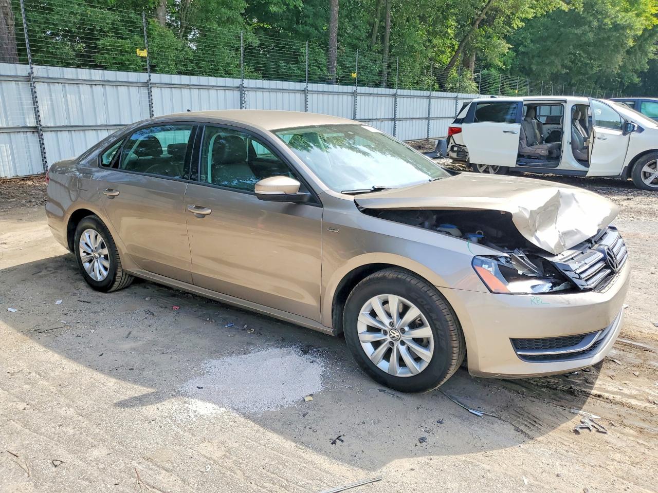 2015 Volkswagen Passat S Желто-коричневый vin: 1VWAT7A35FC077741
