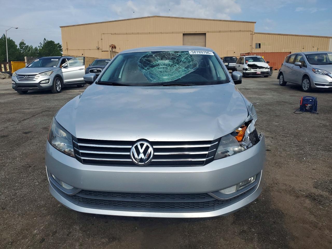 2015 Volkswagen Passat S Серебряный vin: 1VWAT7A35FC104792