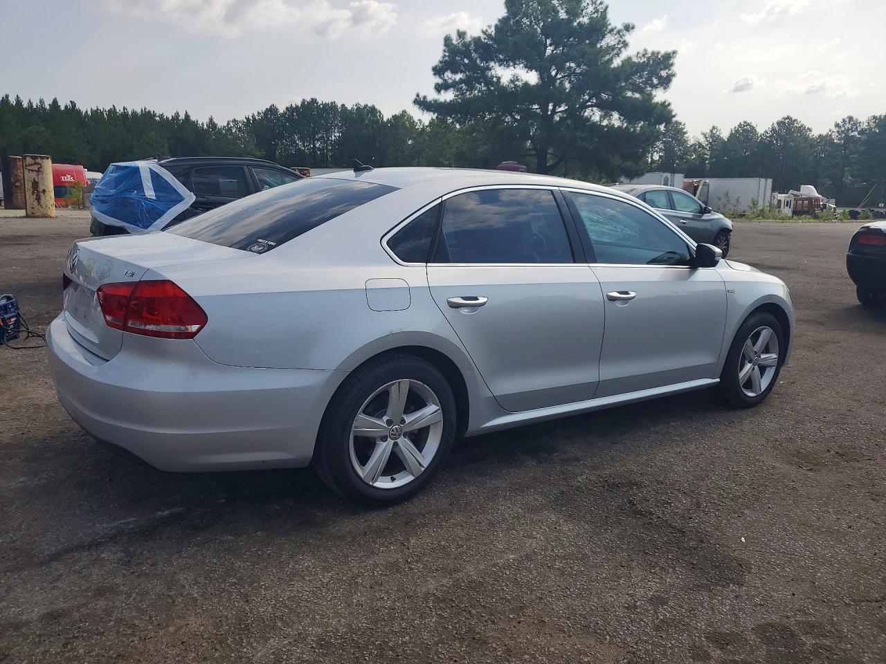 2015 Volkswagen Passat S Серебряный vin: 1VWAT7A35FC104792