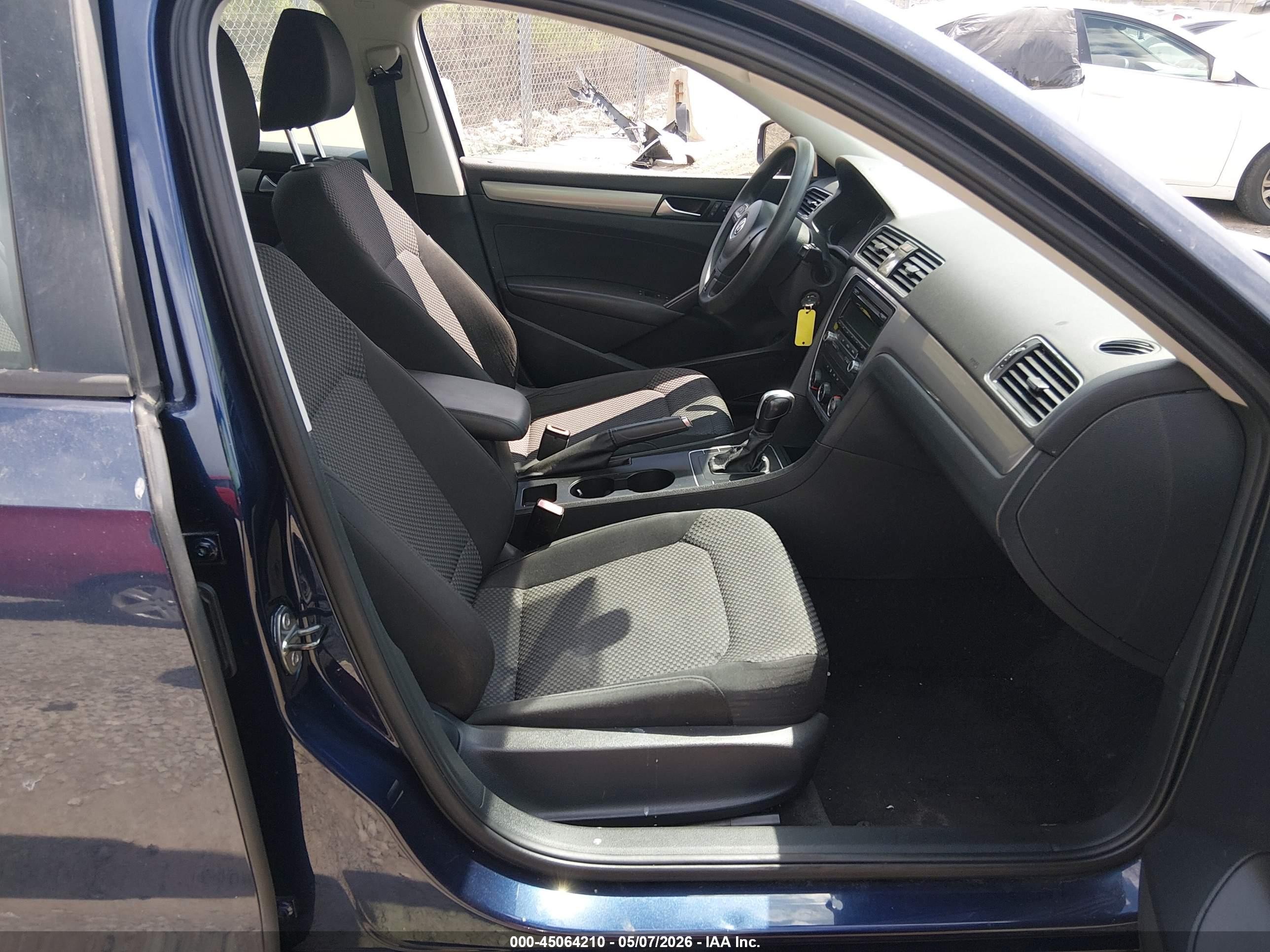2014 Volkswagen Passat 1.8t S Синий vin: 1VWAT7A36EC064608