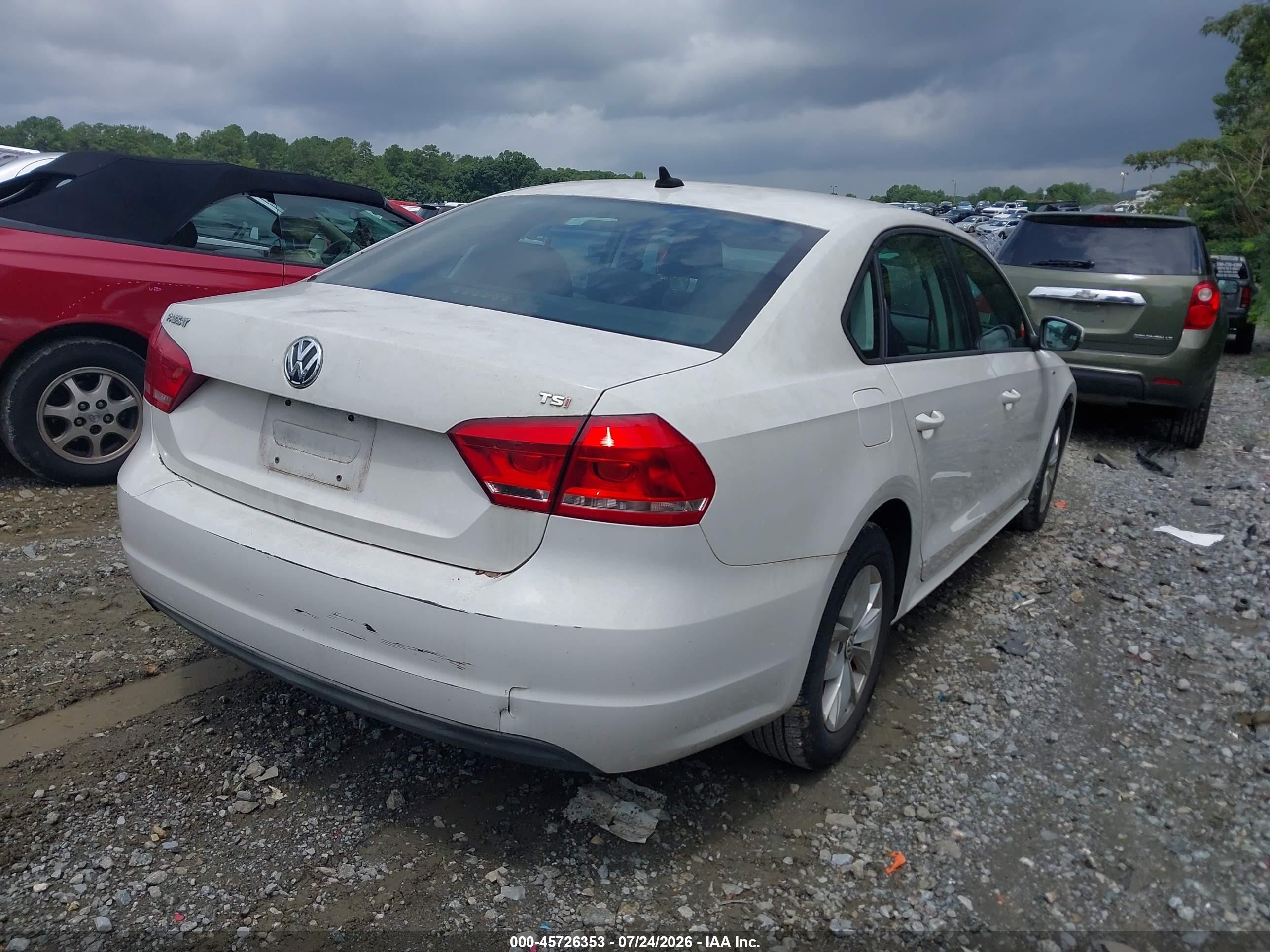 2015 Volkswagen Passat 1.8t Wolfsburg Edition White vin: 1VWAT7A36FC004085