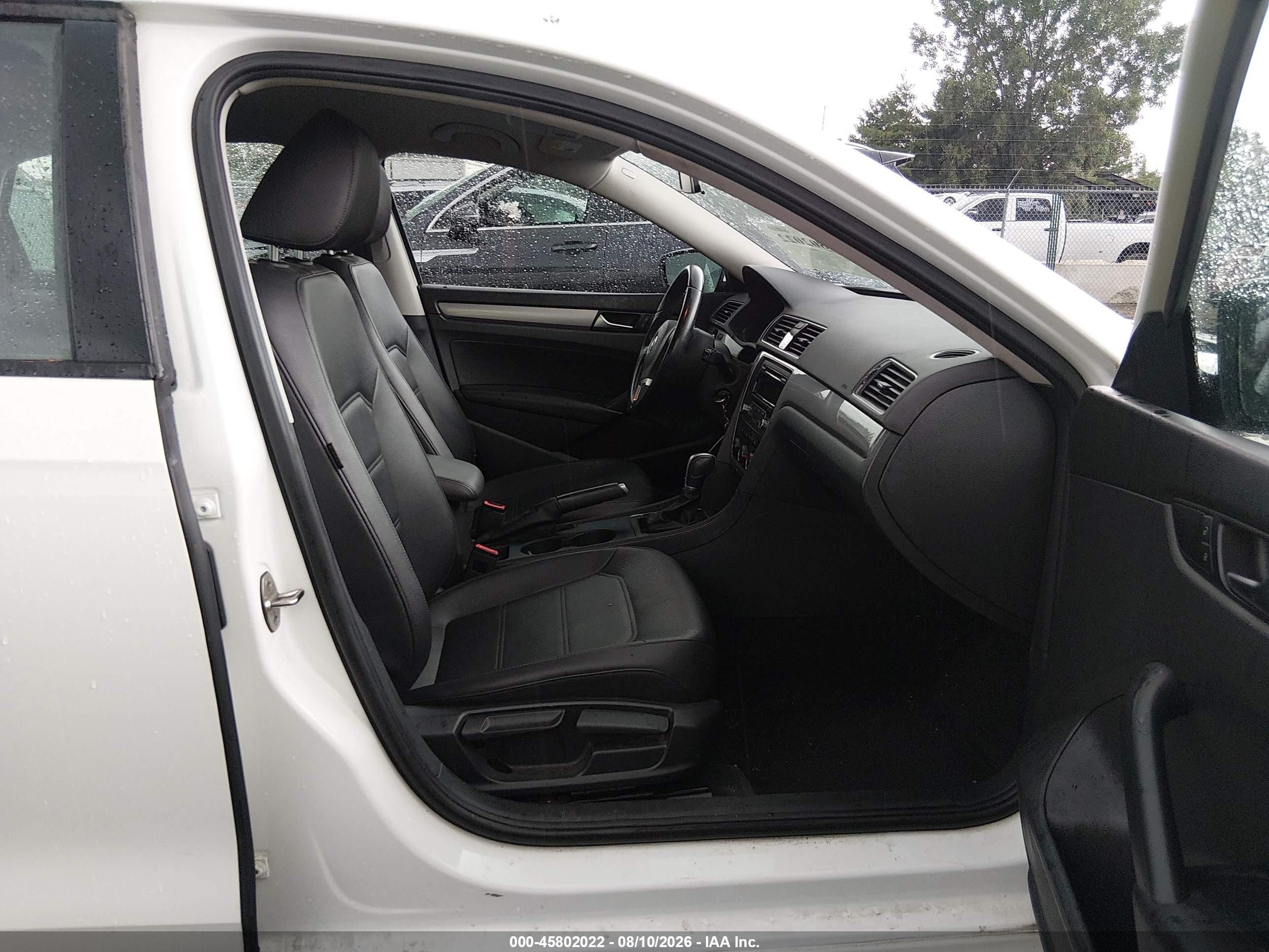 2015 Volkswagen Passat 1.8t Wolfsburg Edition White vin: 1VWAT7A36FC013482
