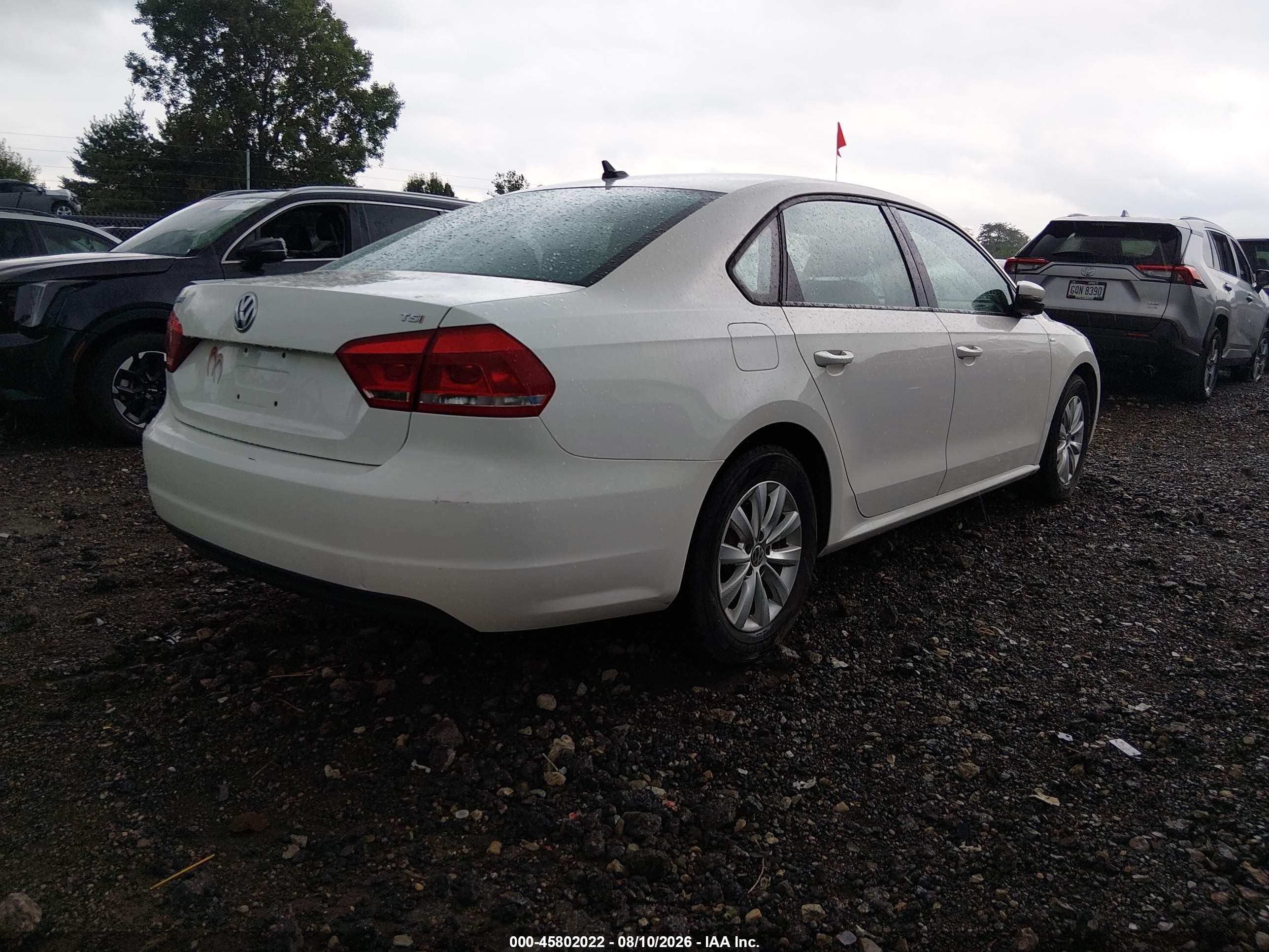 2015 Volkswagen Passat 1.8t Wolfsburg Edition White vin: 1VWAT7A36FC013482