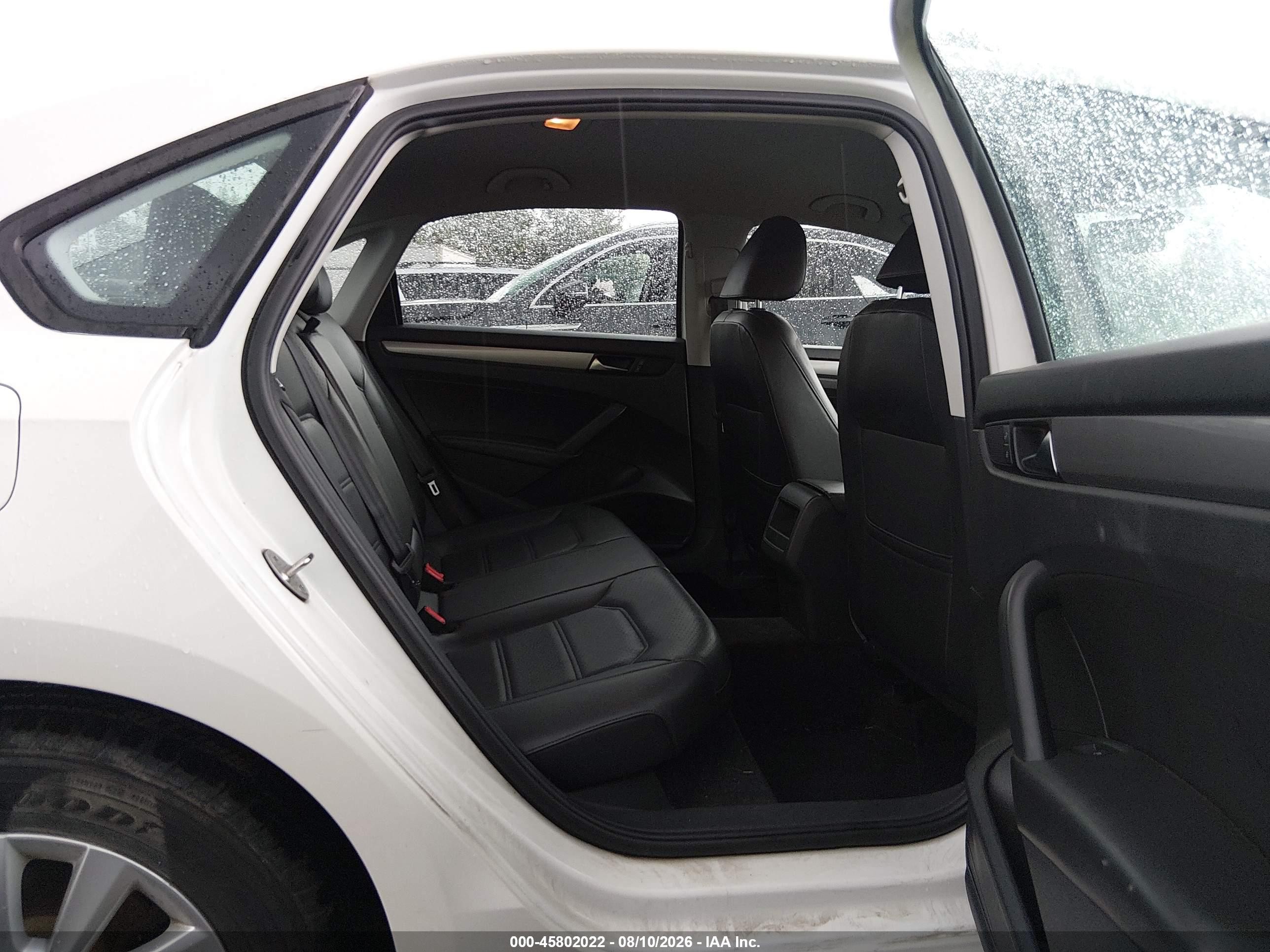 2015 Volkswagen Passat 1.8t Wolfsburg Edition White vin: 1VWAT7A36FC013482
