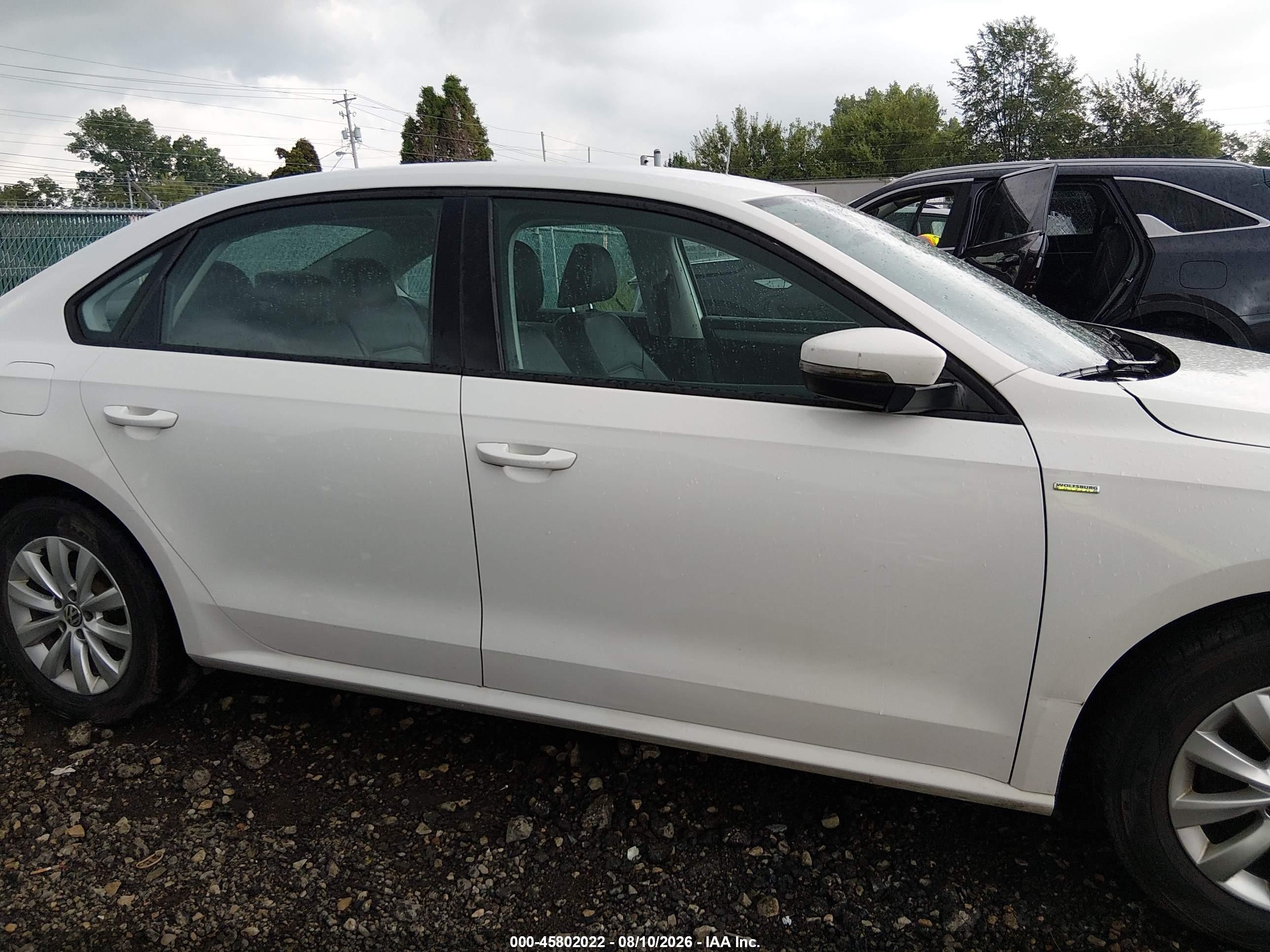 2015 Volkswagen Passat 1.8t Wolfsburg Edition White vin: 1VWAT7A36FC013482